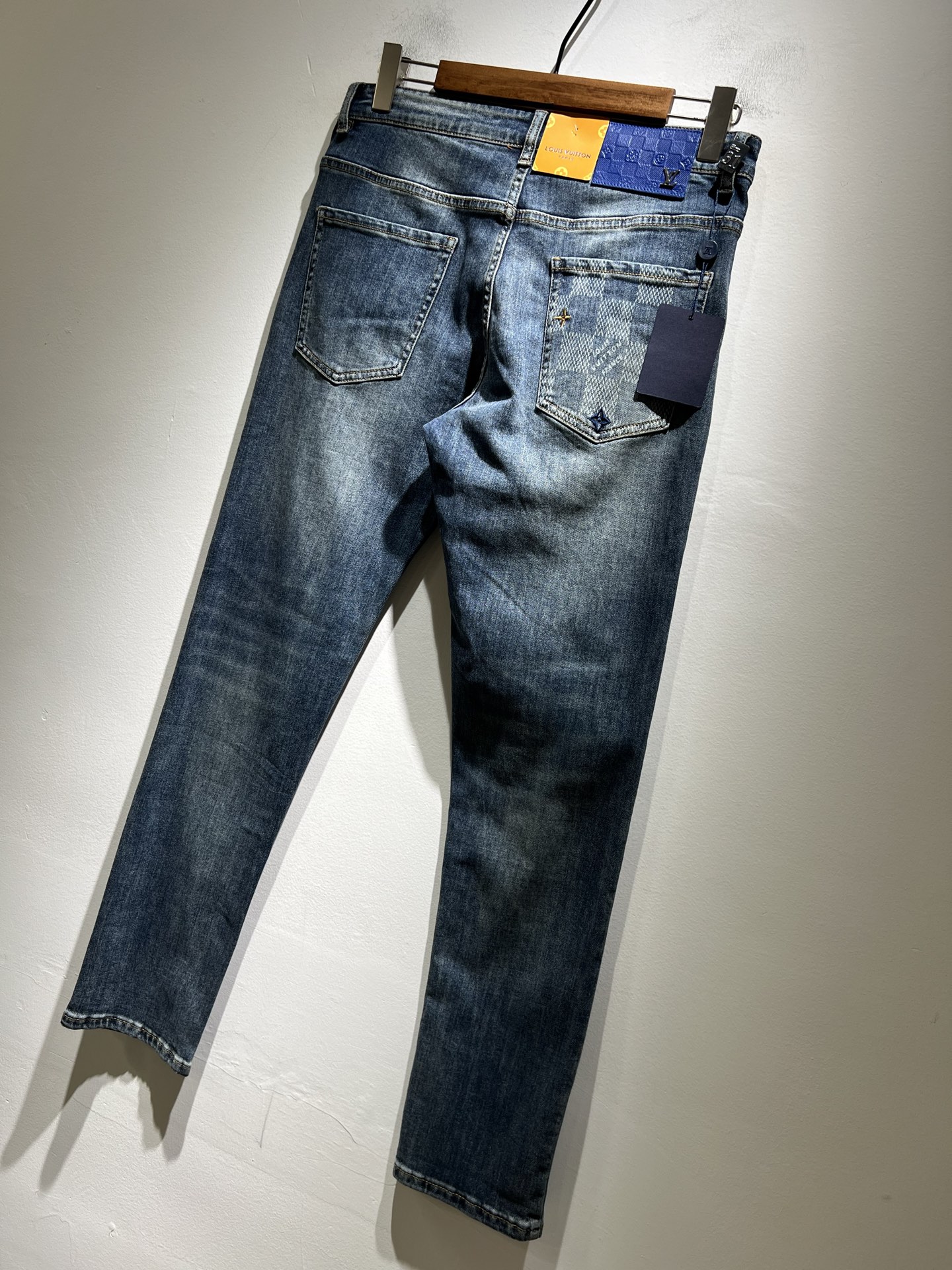 Louis Vuitto*路易*登2025春夏新款男士经典水洗小直筒牛仔长裤。绝佳的上身性能，百搭之选，