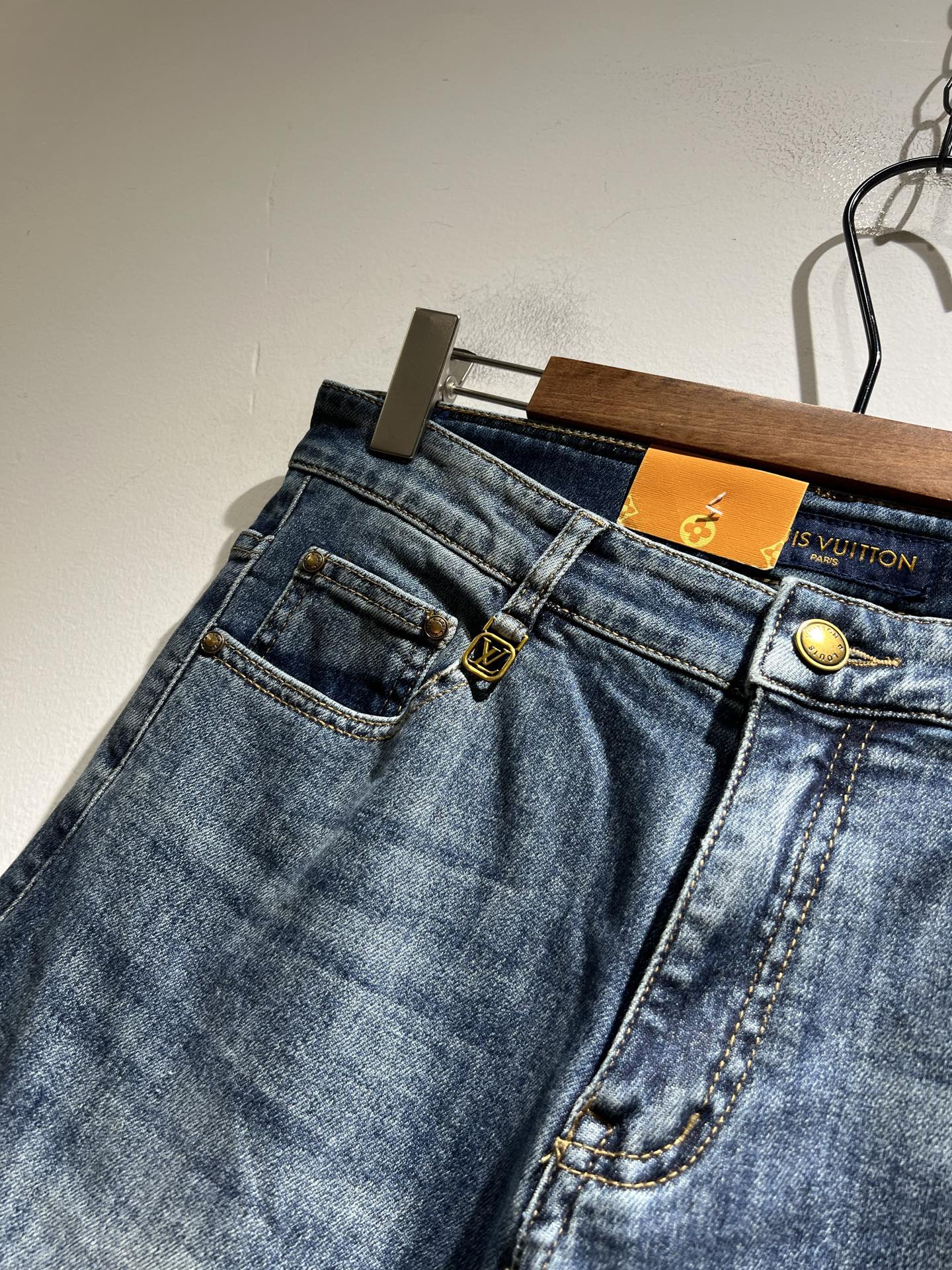 Louis Vuitto*路易*登2025春夏新款男士经典水洗小直筒牛仔长裤。绝佳的上身性能，百搭之选，
