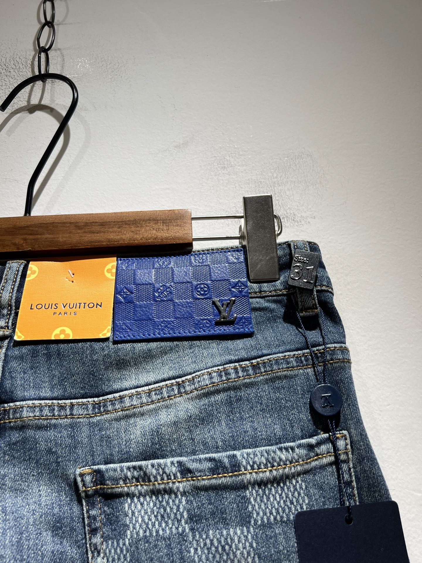 Louis Vuitto*路易*登2025春夏新款男士经典水洗小直筒牛仔长裤。绝佳的上身性能，百搭之选，