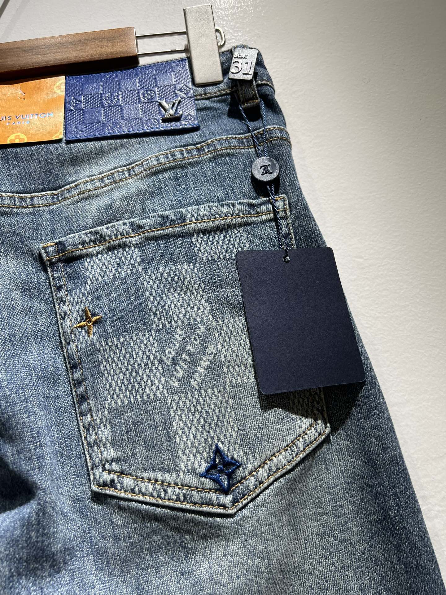 Louis Vuitto*路易*登2025春夏新款男士经典水洗小直筒牛仔长裤。绝佳的上身性能，百搭之选，