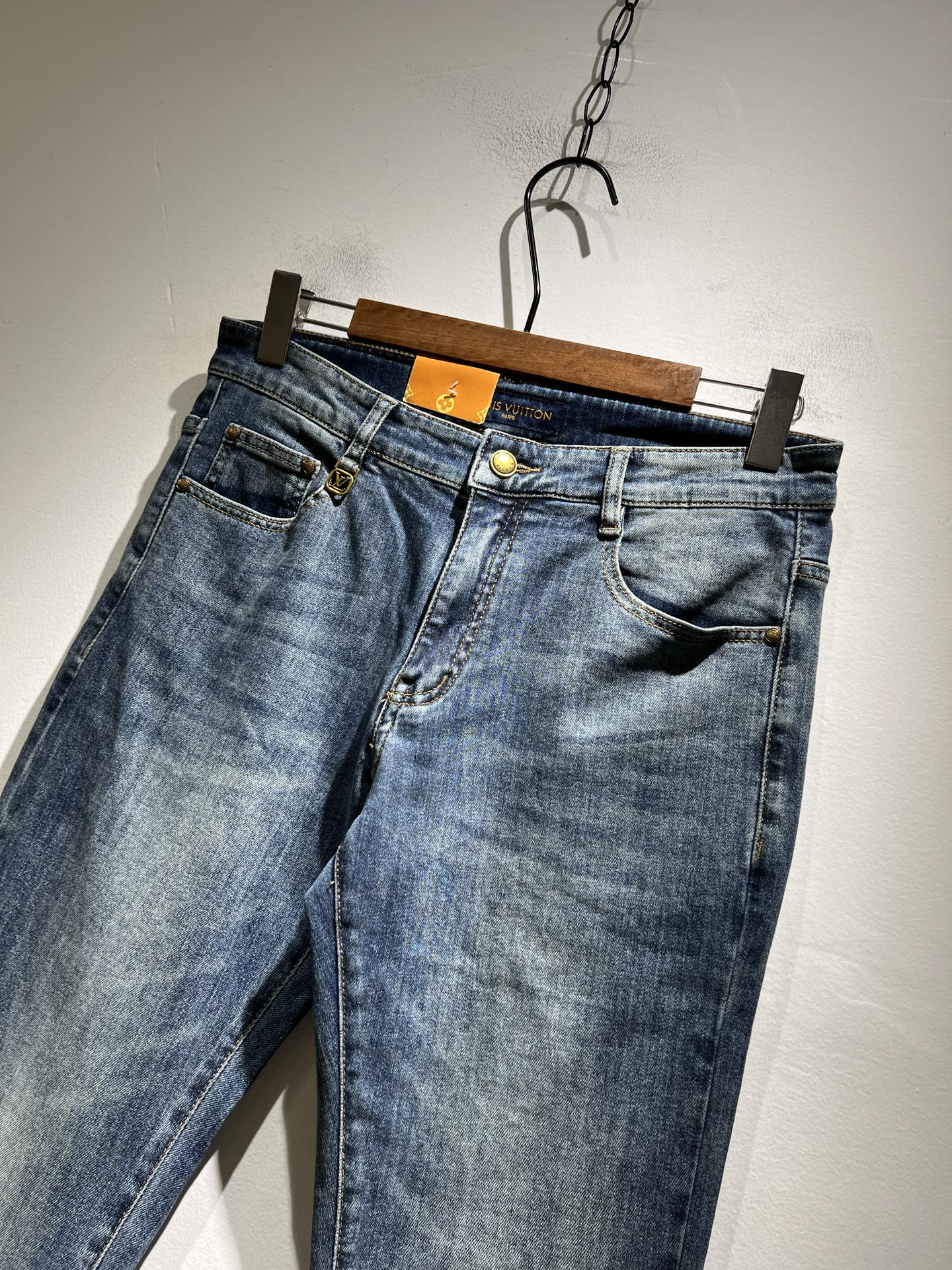 Louis Vuitto*路易*登2025春夏新款男士经典水洗小直筒牛仔长裤。绝佳的上身性能，百搭之选，