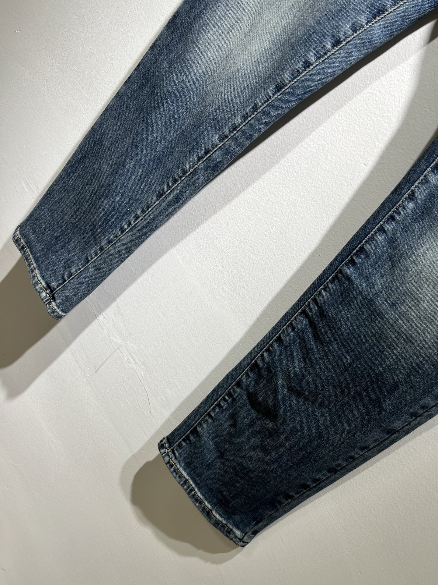 Louis Vuitto*路易*登2025春夏新款男士经典水洗小直筒牛仔长裤。绝佳的上身性能，百搭之选，