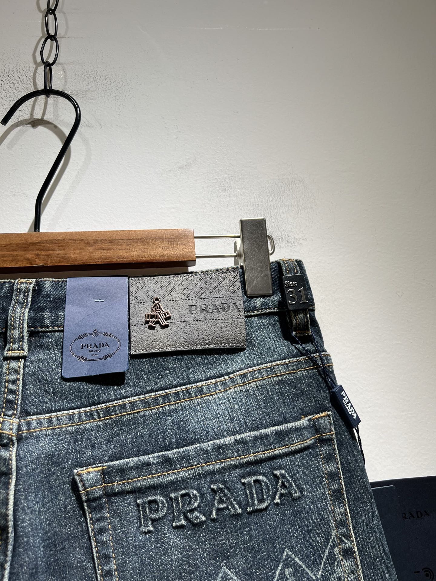 PRA*DA 普拉达 2025春夏新品发售！牛仔高级百搭实用主义不哗众取宠！港澳台地区限定款！！立体裁剪