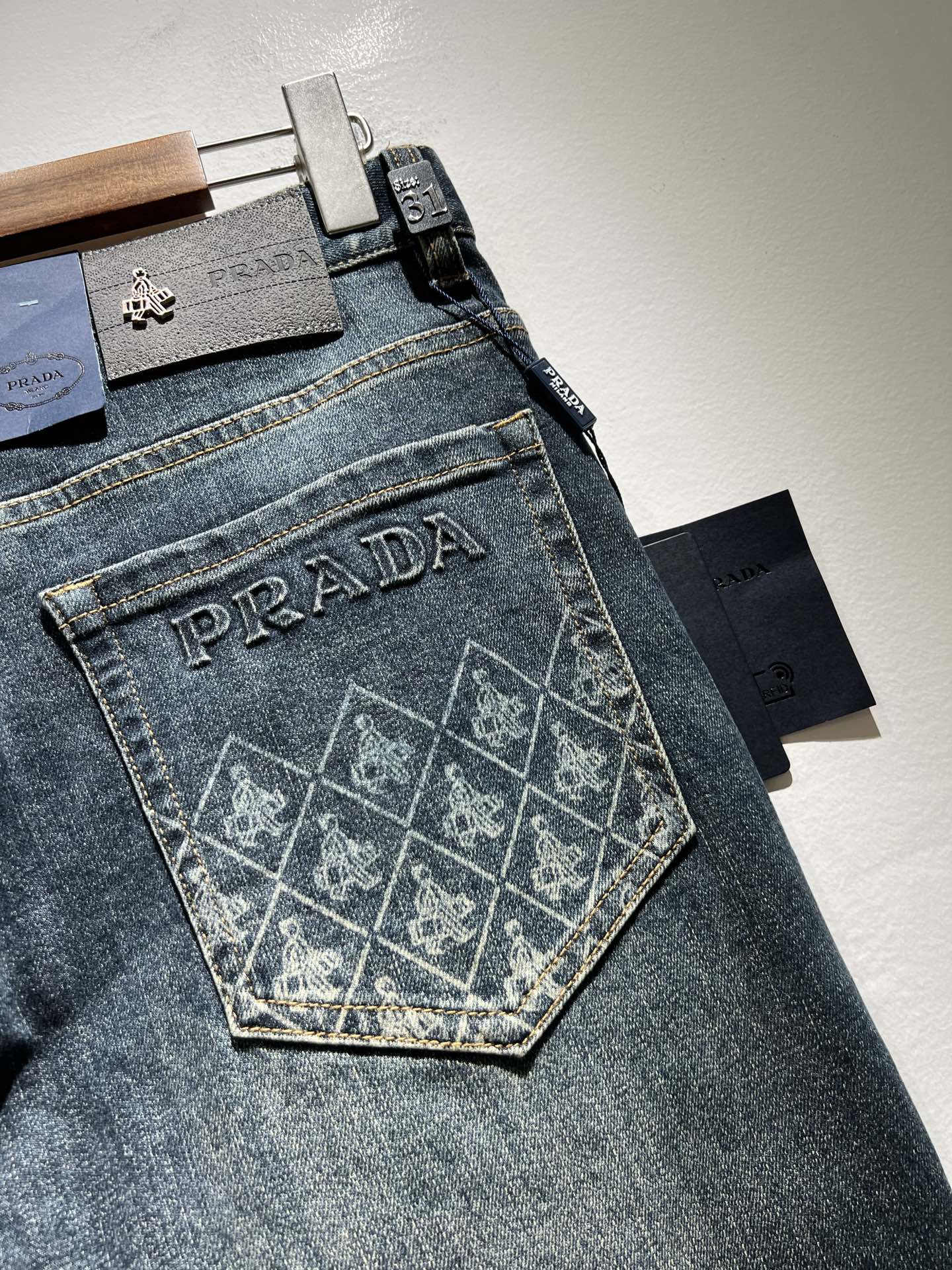 PRA*DA 普拉达 2025春夏新品发售！牛仔高级百搭实用主义不哗众取宠！港澳台地区限定款！！立体裁剪