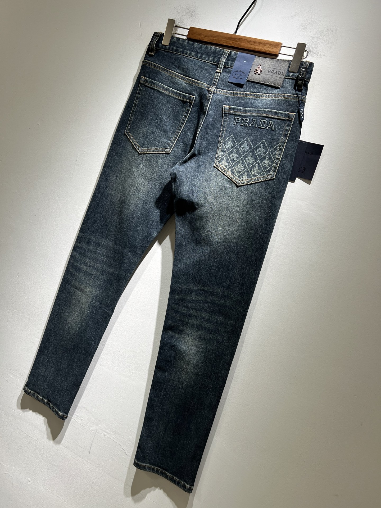 PRA*DA 普拉达 2025春夏新品发售！牛仔高级百搭实用主义不哗众取宠！港澳台地区限定款！！立体裁剪