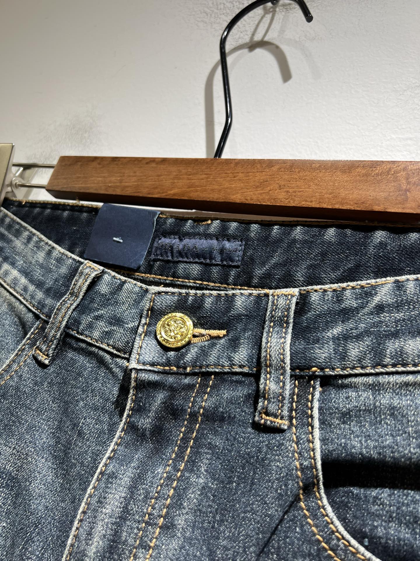 PRA*DA 普拉达 2025春夏新品发售！牛仔高级百搭实用主义不哗众取宠！港澳台地区限定款！！立体裁剪