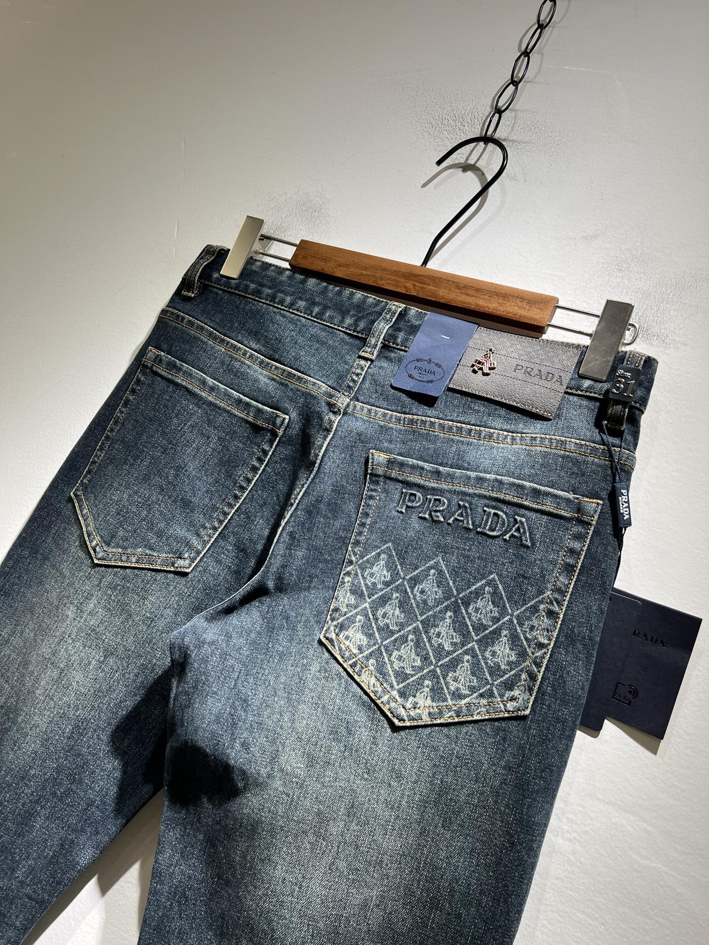 PRA*DA 普拉达 2025春夏新品发售！牛仔高级百搭实用主义不哗众取宠！港澳台地区限定款！！立体裁剪