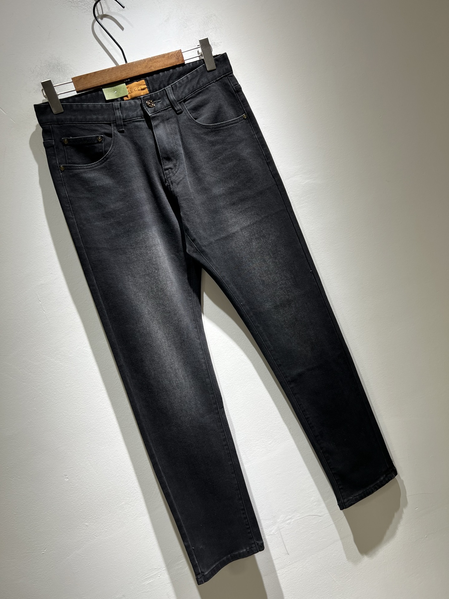 Guc*古奇 2025春夏新品男士高端休闲百搭四季通勤修身剪裁牛仔裤！对于粉丝来说，这样大气的经典设计足