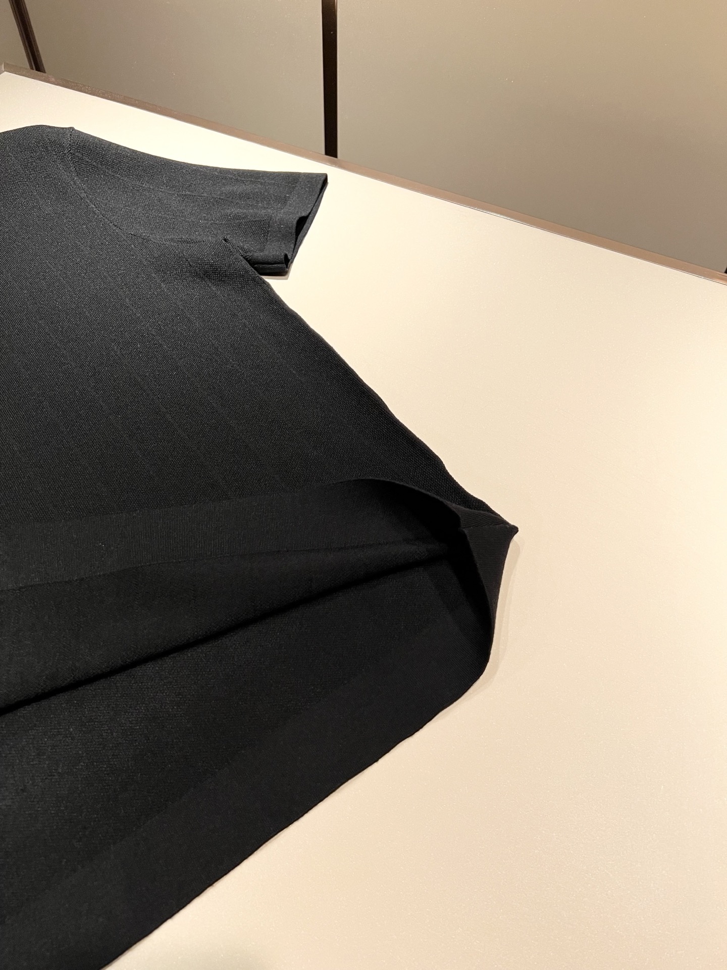 Loro Piana诺悠翩雅 2025秋季男士最新的贸易订单翻领针织短袖T恤，全品相！！上身舒适透气，不