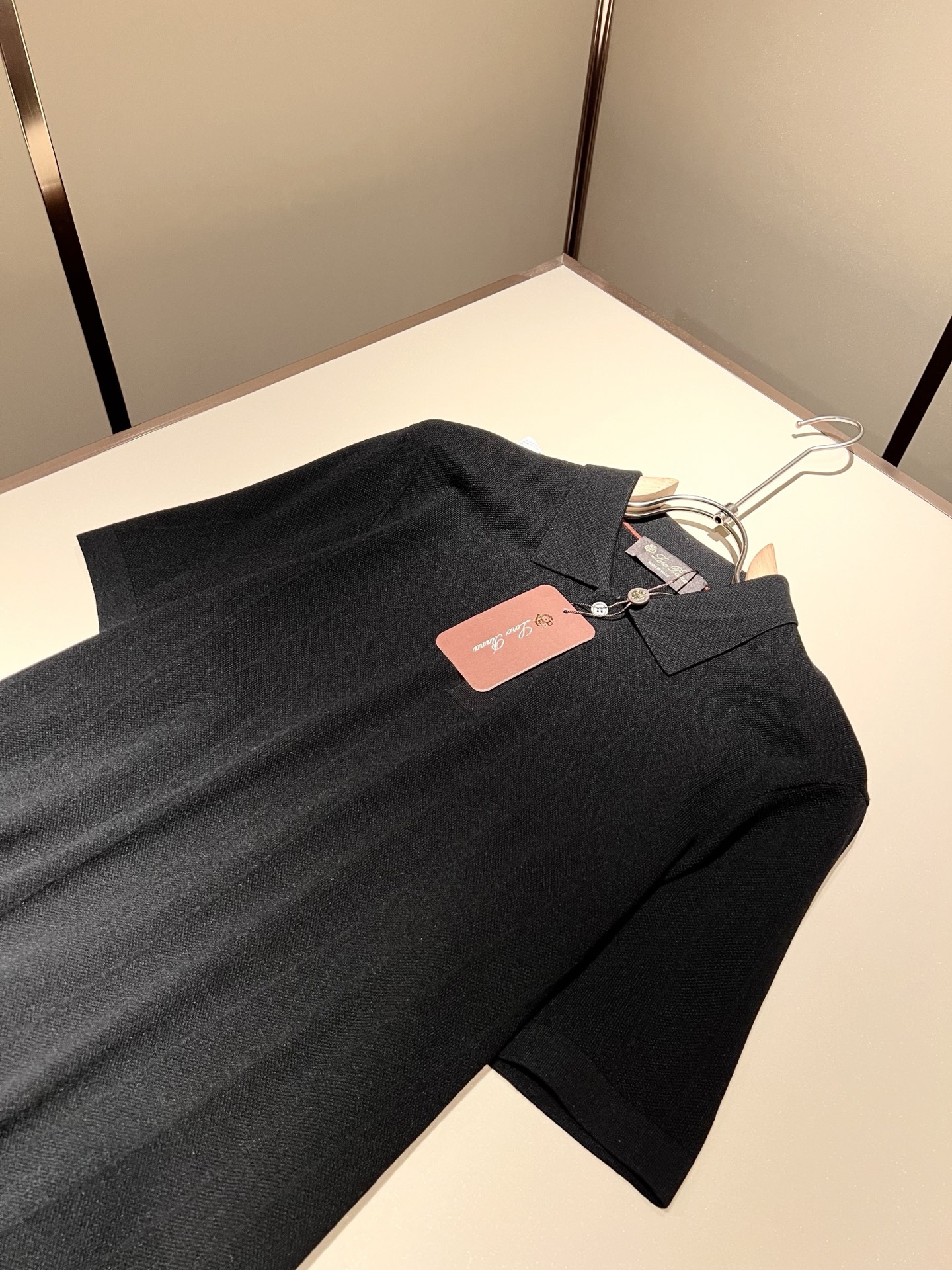 Loro Piana诺悠翩雅 2025秋季男士最新的贸易订单翻领针织短袖T恤，全品相！！上身舒适透气，不