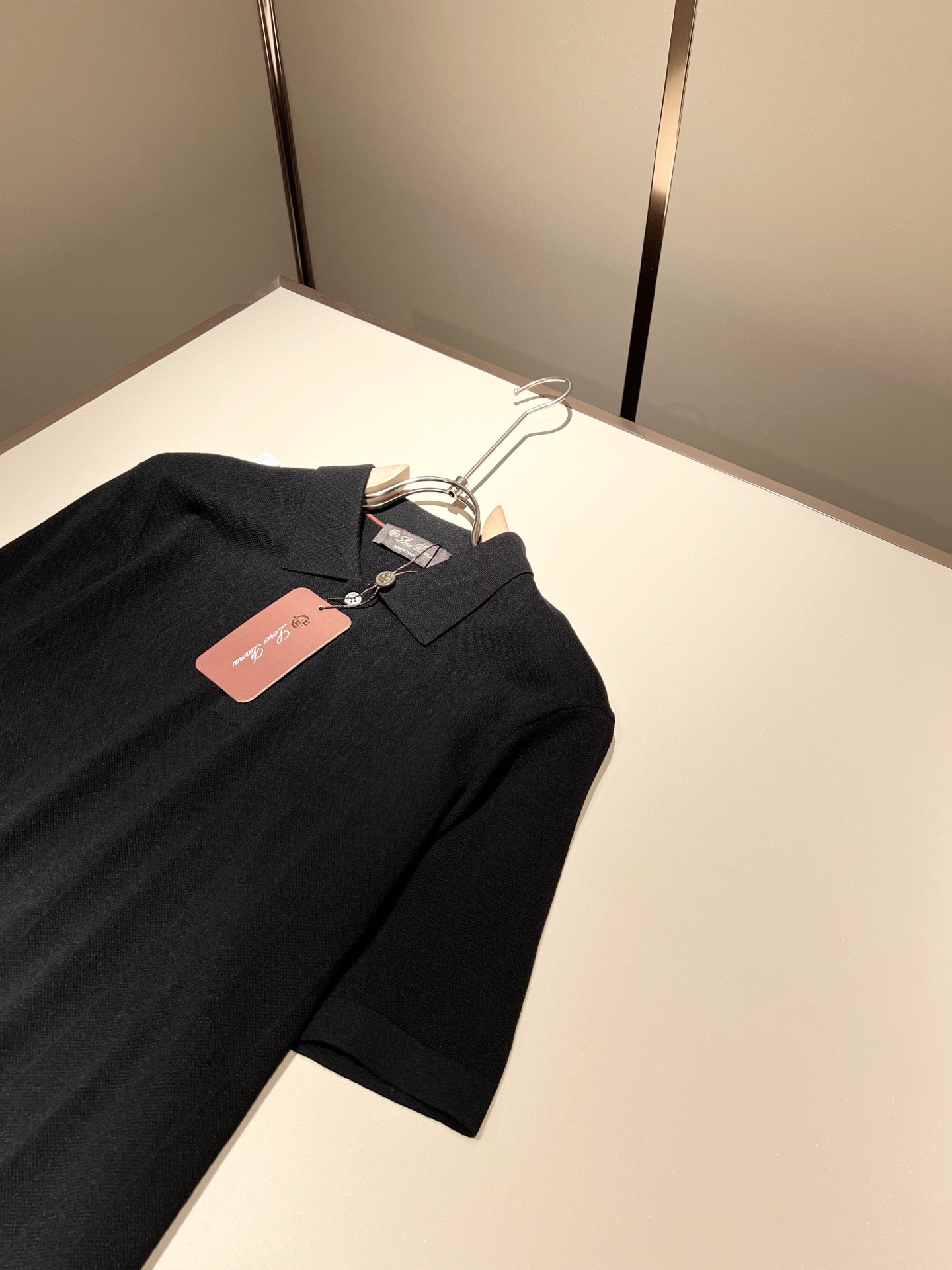 Loro Piana诺悠翩雅 2025秋季男士最新的贸易订单翻领针织短袖T恤，全品相！！上身舒适透气，不