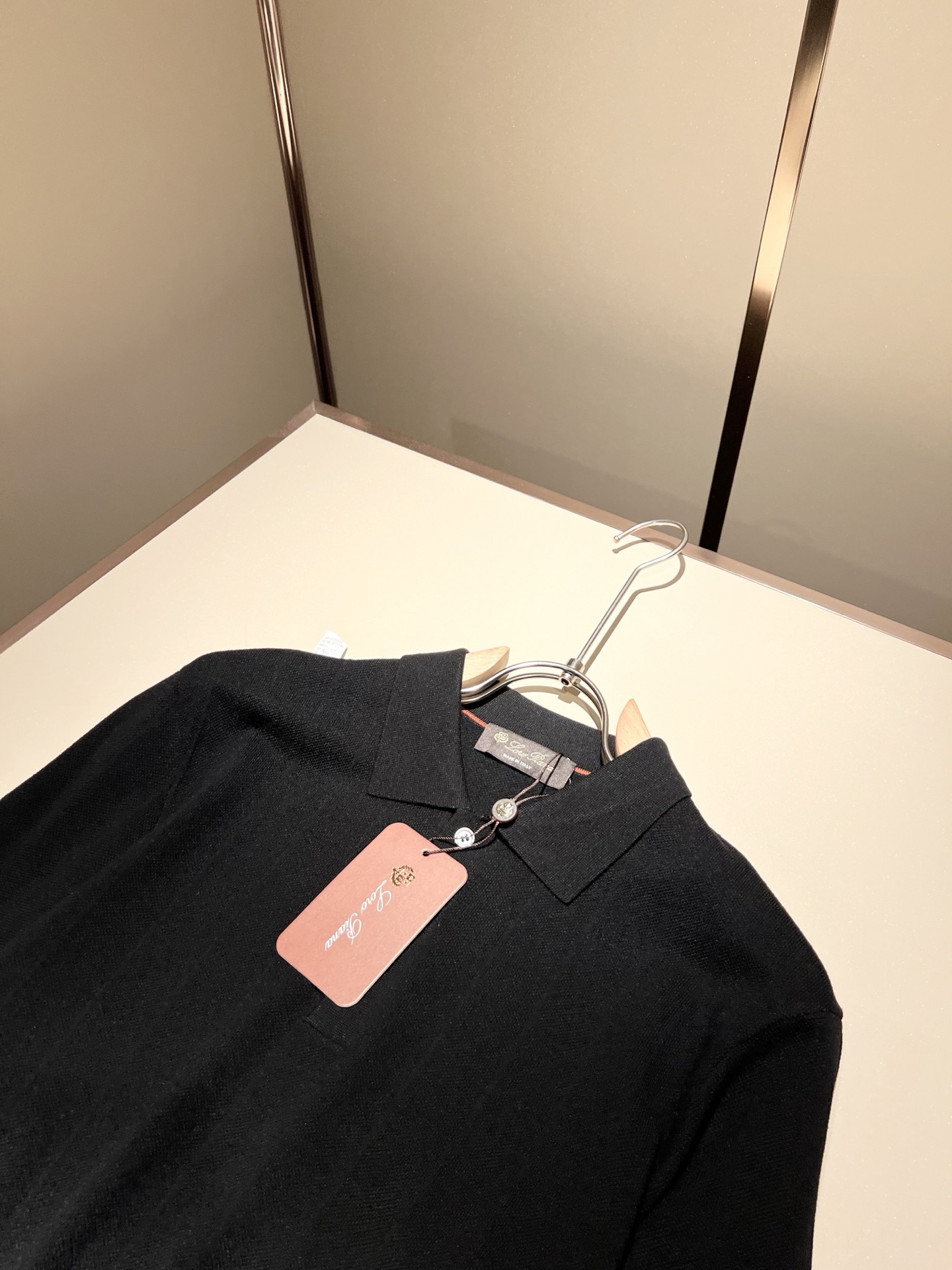 Loro Piana诺悠翩雅 2025秋季男士最新的贸易订单翻领针织短袖T恤，全品相！！上身舒适透气，不