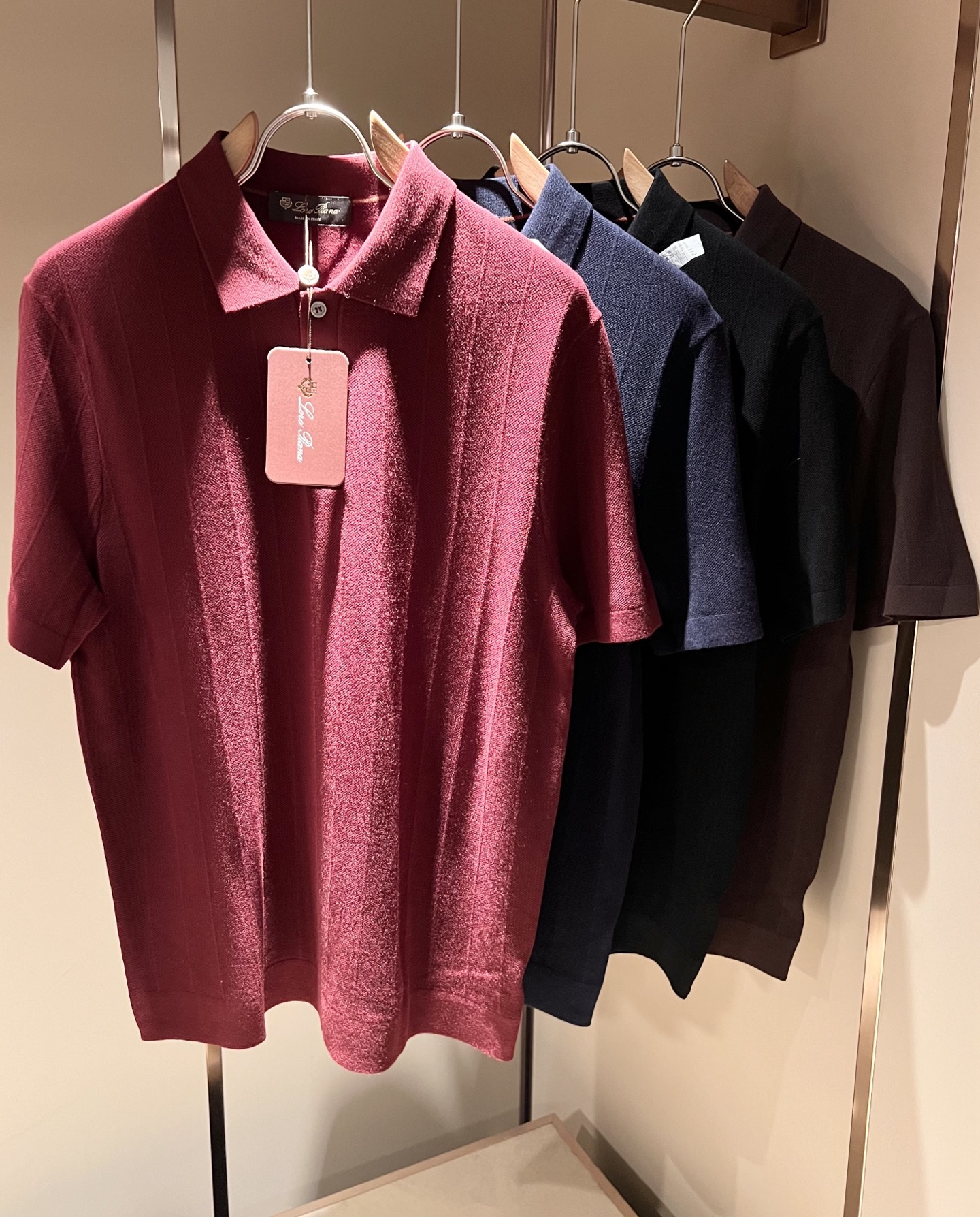 Loro Piana诺悠翩雅 2025秋季男士最新的贸易订单翻领针织短袖T恤，全品相！！上身舒适透气，不