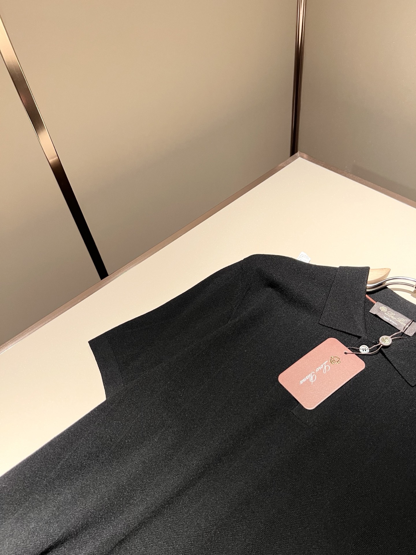 Loro Piana诺悠翩雅 2025秋季男士最新的贸易订单翻领针织短袖T恤，全品相！！上身舒适透气，不