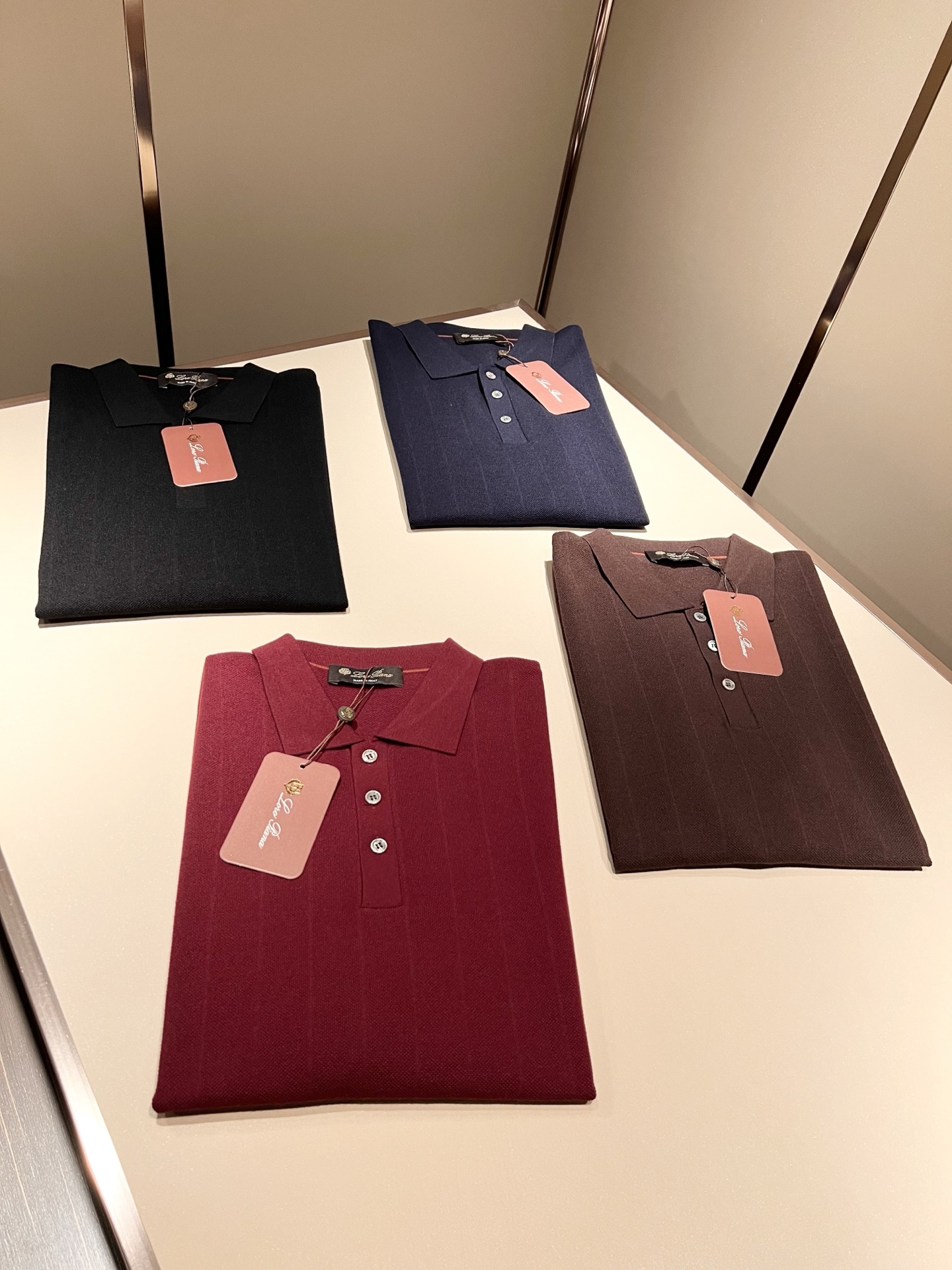 Loro Piana诺悠翩雅 2025秋季男士最新的贸易订单翻领针织短袖T恤，全品相！！上身舒适透气，不