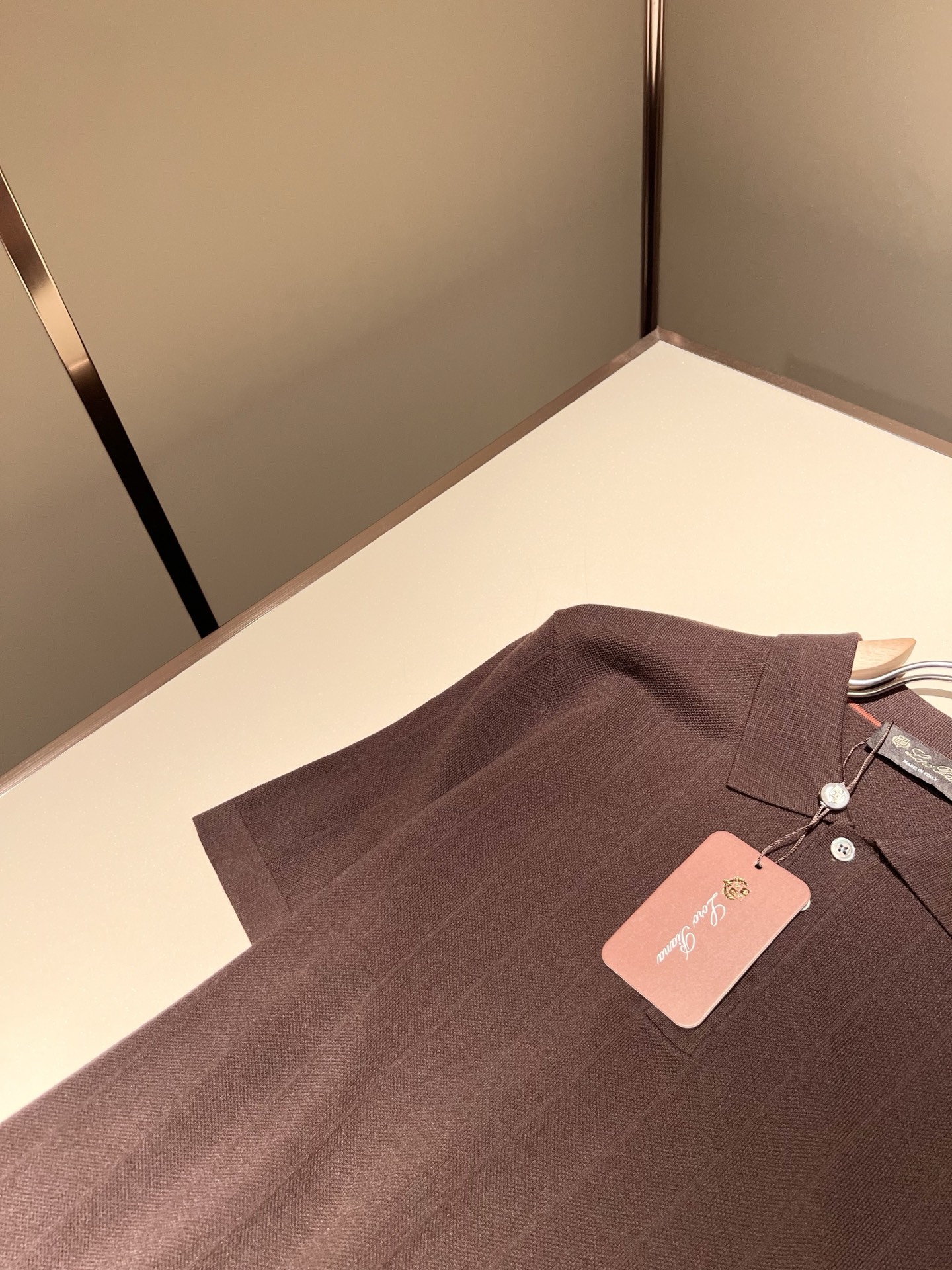 Loro Piana诺悠翩雅 2025秋季男士最新的贸易订单翻领针织短袖T恤，全品相！！上身舒适透气，不