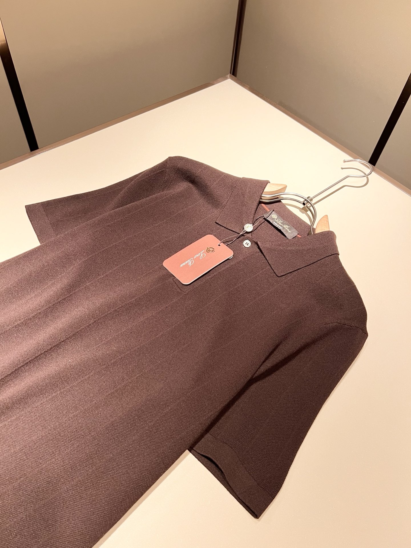 Loro Piana诺悠翩雅 2025秋季男士最新的贸易订单翻领针织短袖T恤，全品相！！上身舒适透气，不