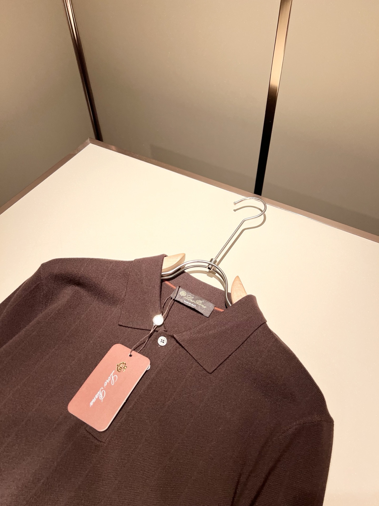 Loro Piana诺悠翩雅 2025秋季男士最新的贸易订单翻领针织短袖T恤，全品相！！上身舒适透气，不