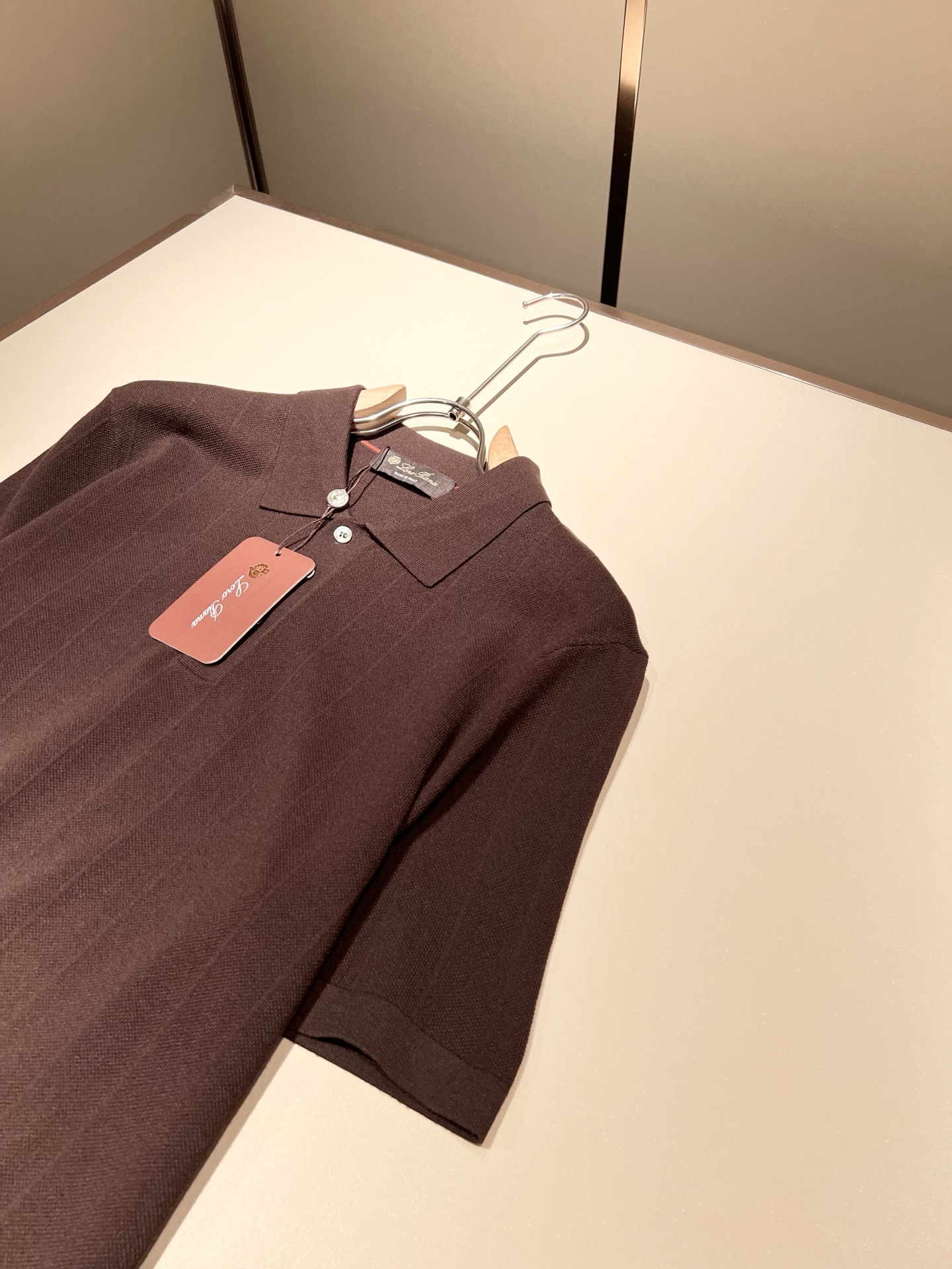 Loro Piana诺悠翩雅 2025秋季男士最新的贸易订单翻领针织短袖T恤，全品相！！上身舒适透气，不