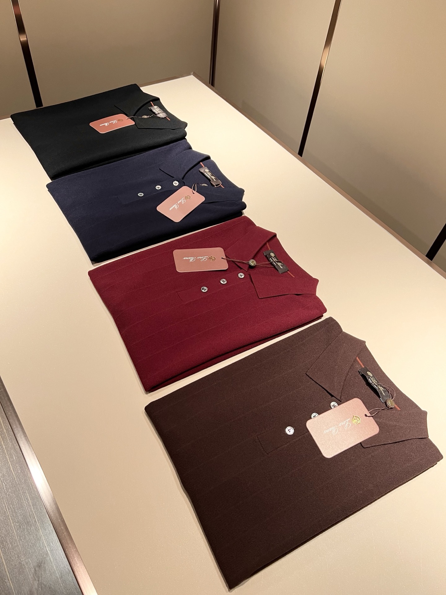 Loro Piana诺悠翩雅 2025秋季男士最新的贸易订单翻领针织短袖T恤，全品相！！上身舒适透气，不