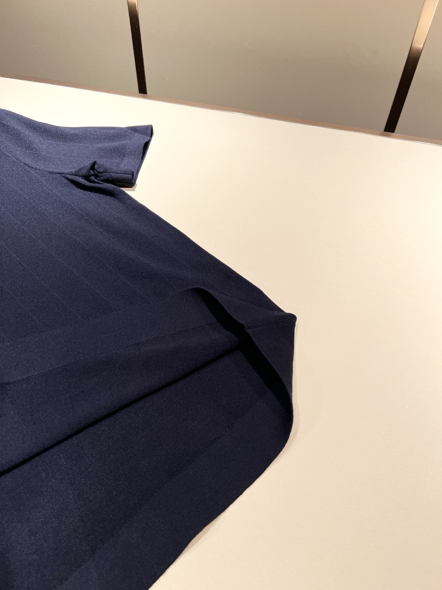 Loro Piana诺悠翩雅 2025秋季男士最新的贸易订单翻领针织短袖T恤，全品相！！上身舒适透气，不