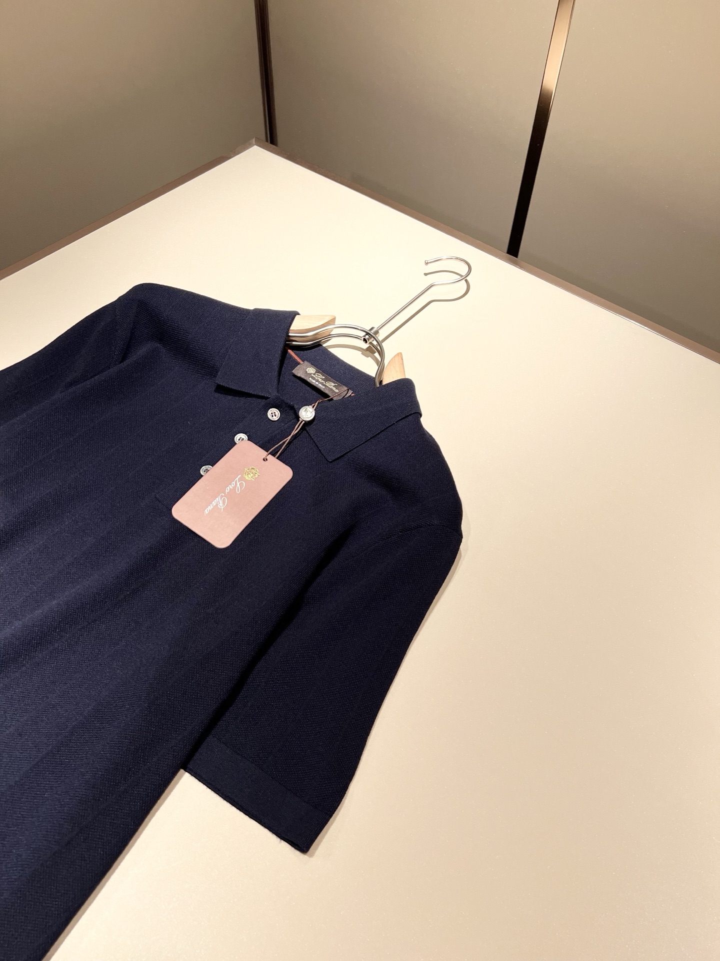 Loro Piana诺悠翩雅 2025秋季男士最新的贸易订单翻领针织短袖T恤，全品相！！上身舒适透气，不