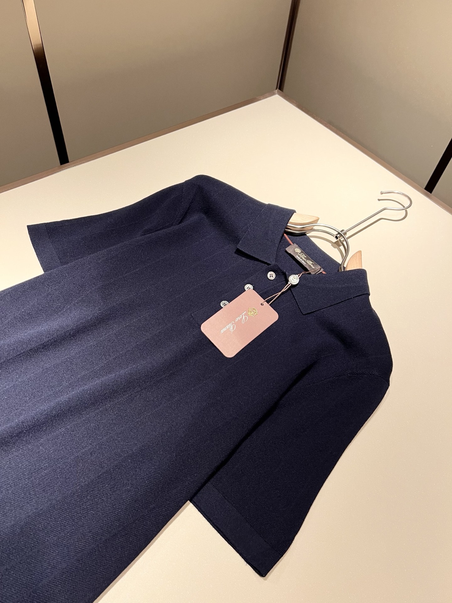 Loro Piana诺悠翩雅 2025秋季男士最新的贸易订单翻领针织短袖T恤，全品相！！上身舒适透气，不