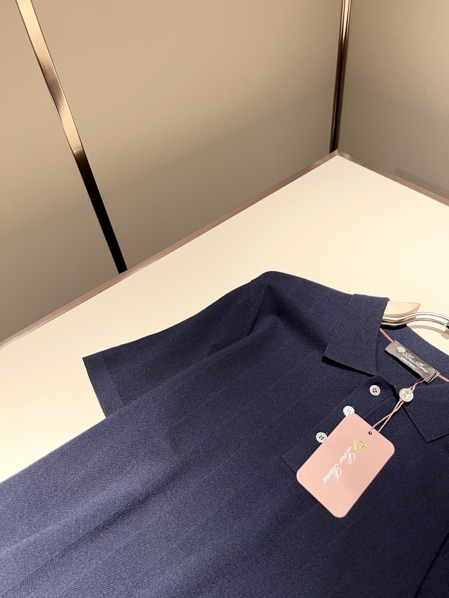 Loro Piana诺悠翩雅 2025秋季男士最新的贸易订单翻领针织短袖T恤，全品相！！上身舒适透气，不