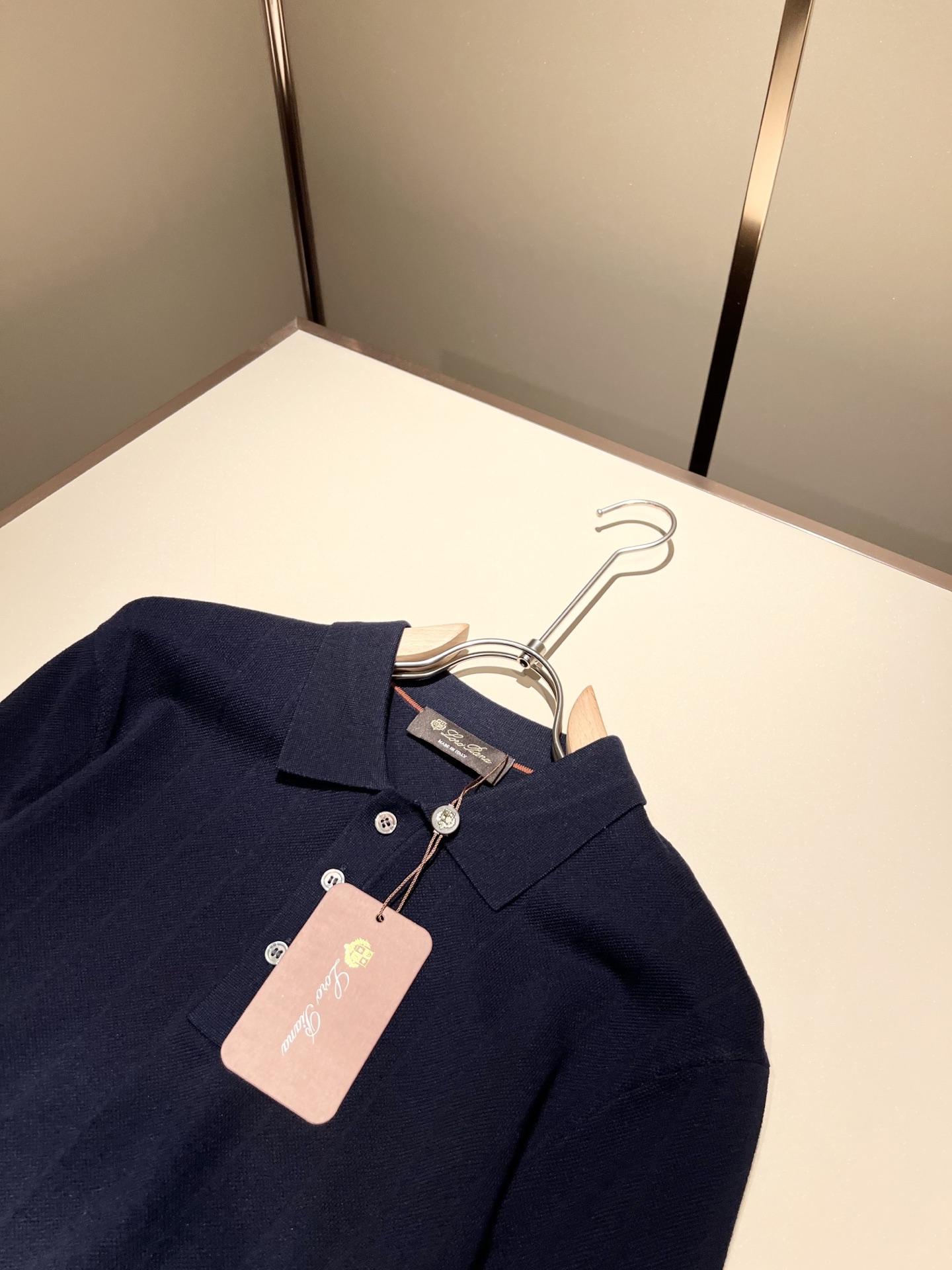 Loro Piana诺悠翩雅 2025秋季男士最新的贸易订单翻领针织短袖T恤，全品相！！上身舒适透气，不