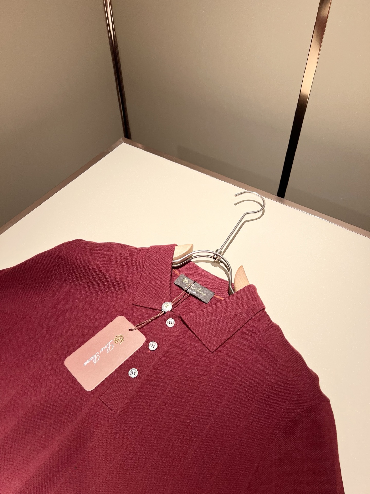 Loro Piana诺悠翩雅 2025秋季男士最新的贸易订单翻领针织短袖T恤，全品相！！上身舒适透气，不