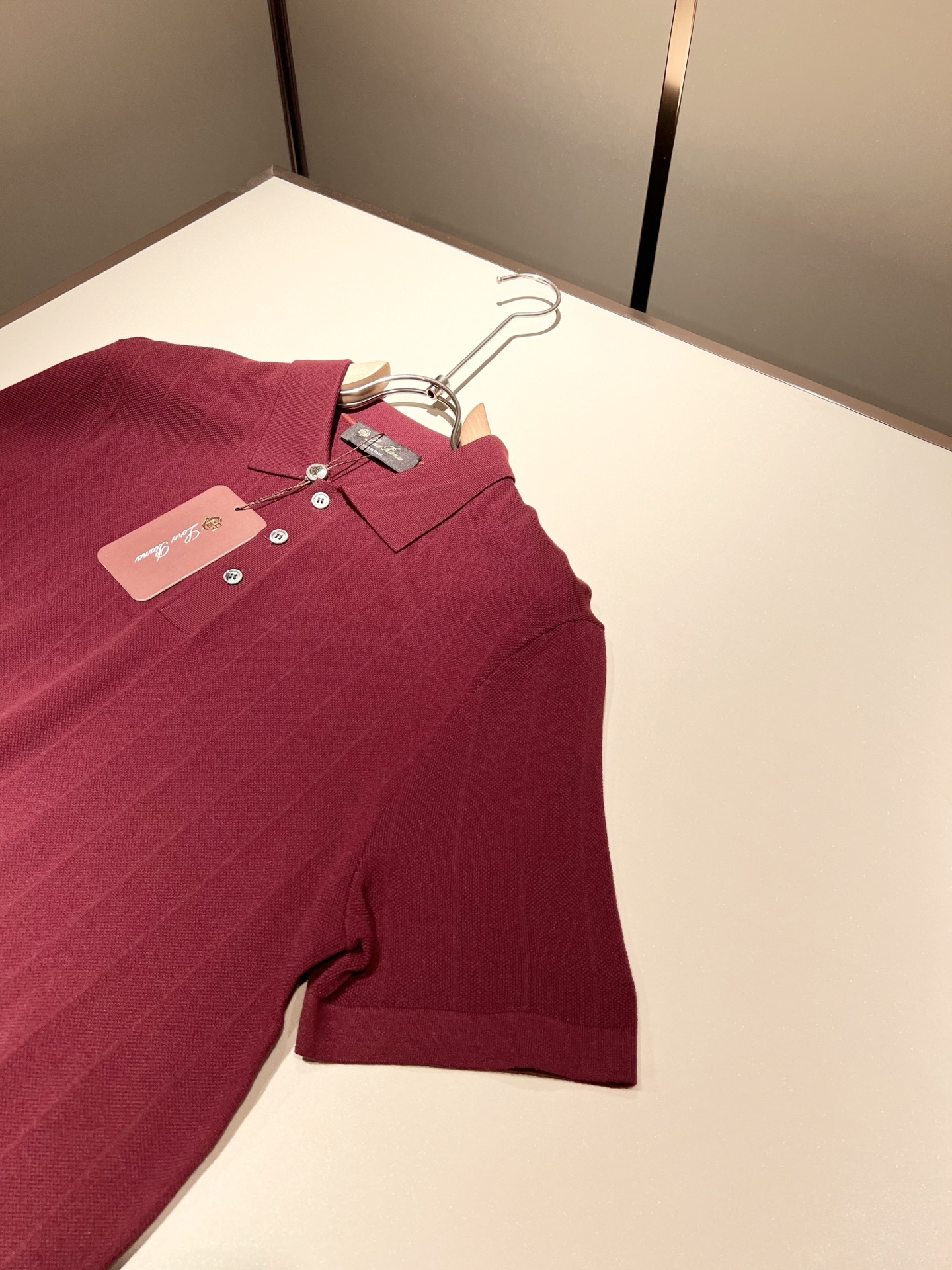 Loro Piana诺悠翩雅 2025秋季男士最新的贸易订单翻领针织短袖T恤，全品相！！上身舒适透气，不