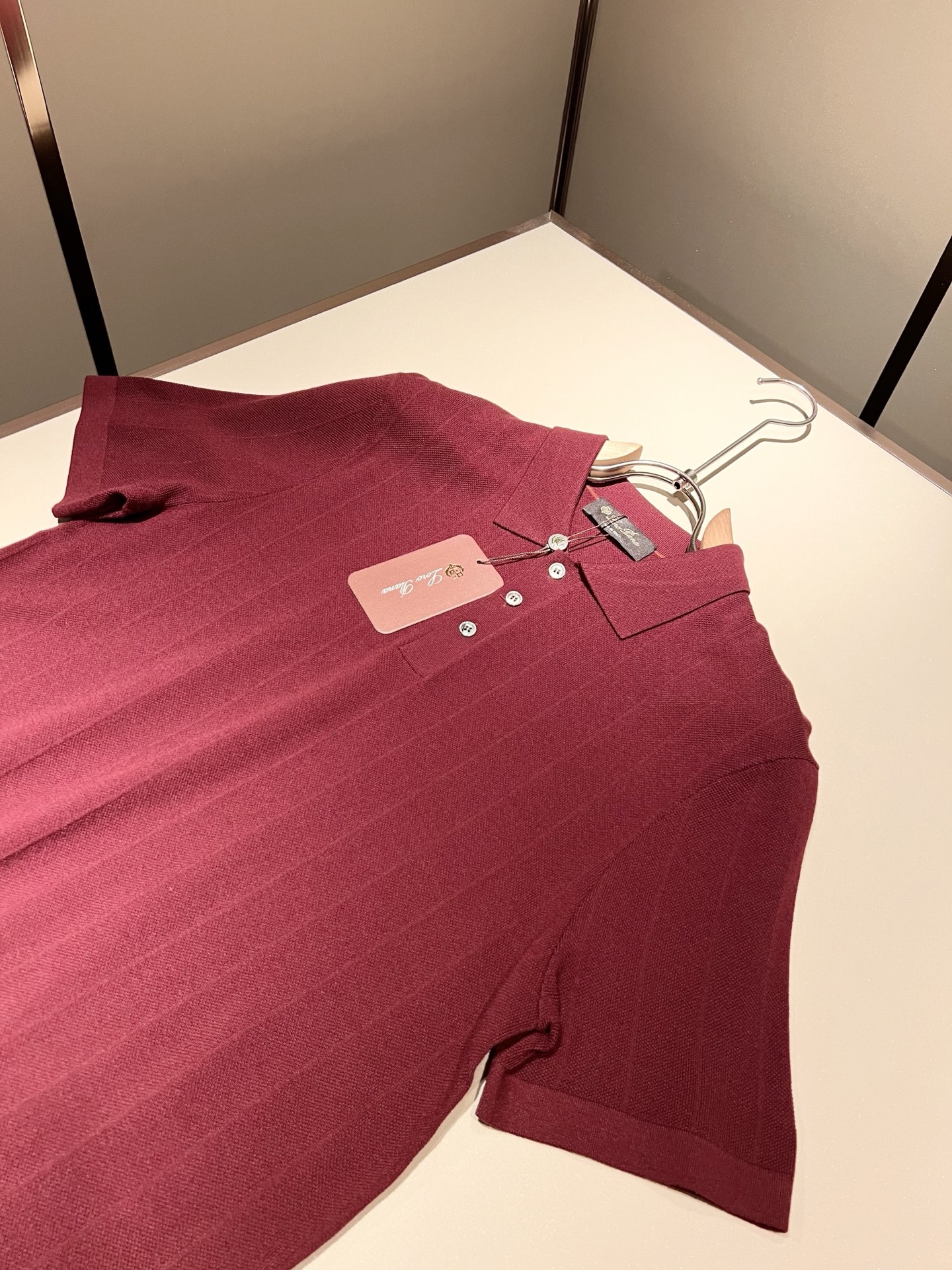 Loro Piana诺悠翩雅 2025秋季男士最新的贸易订单翻领针织短袖T恤，全品相！！上身舒适透气，不