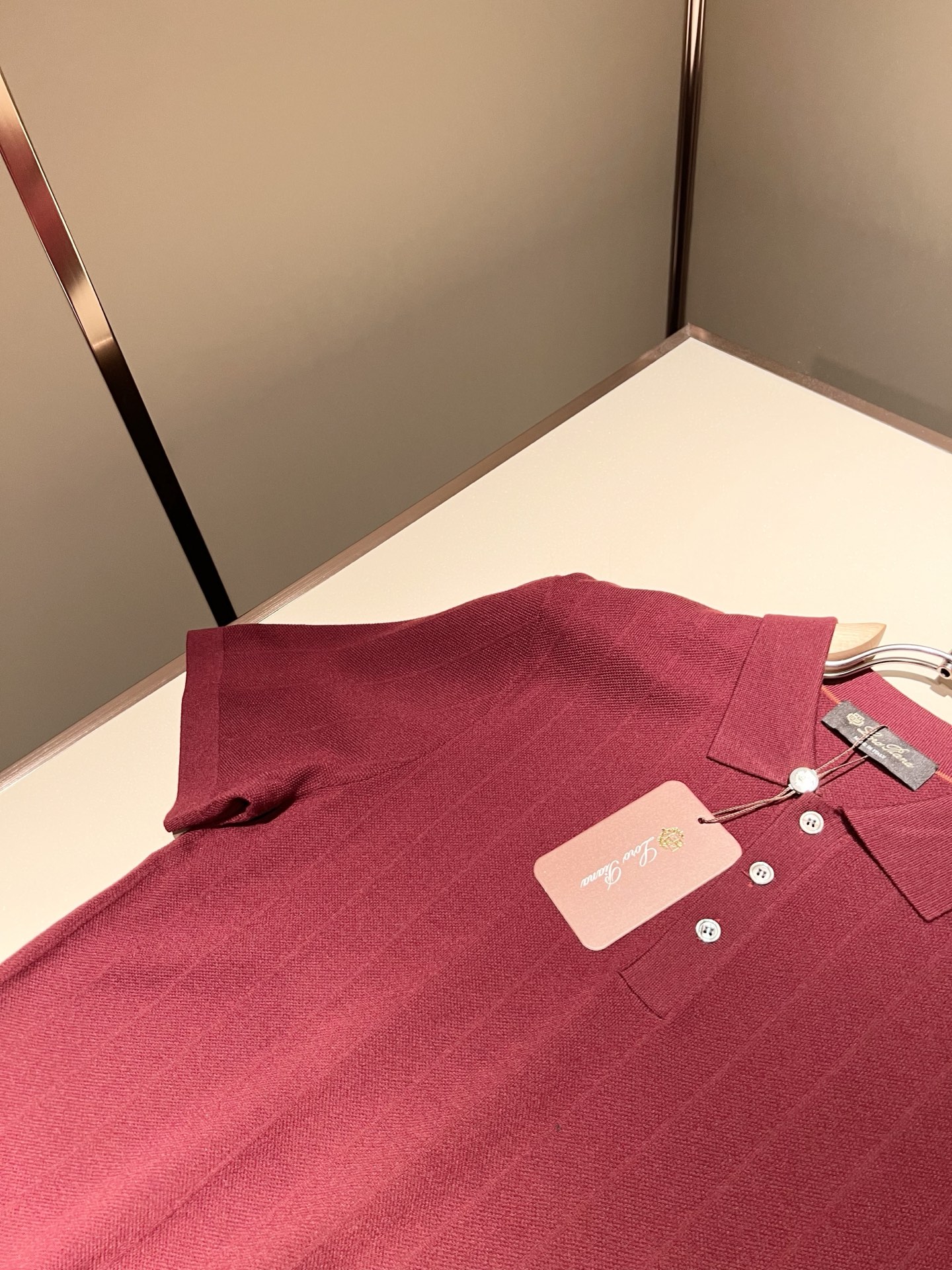 Loro Piana诺悠翩雅 2025秋季男士最新的贸易订单翻领针织短袖T恤，全品相！！上身舒适透气，不