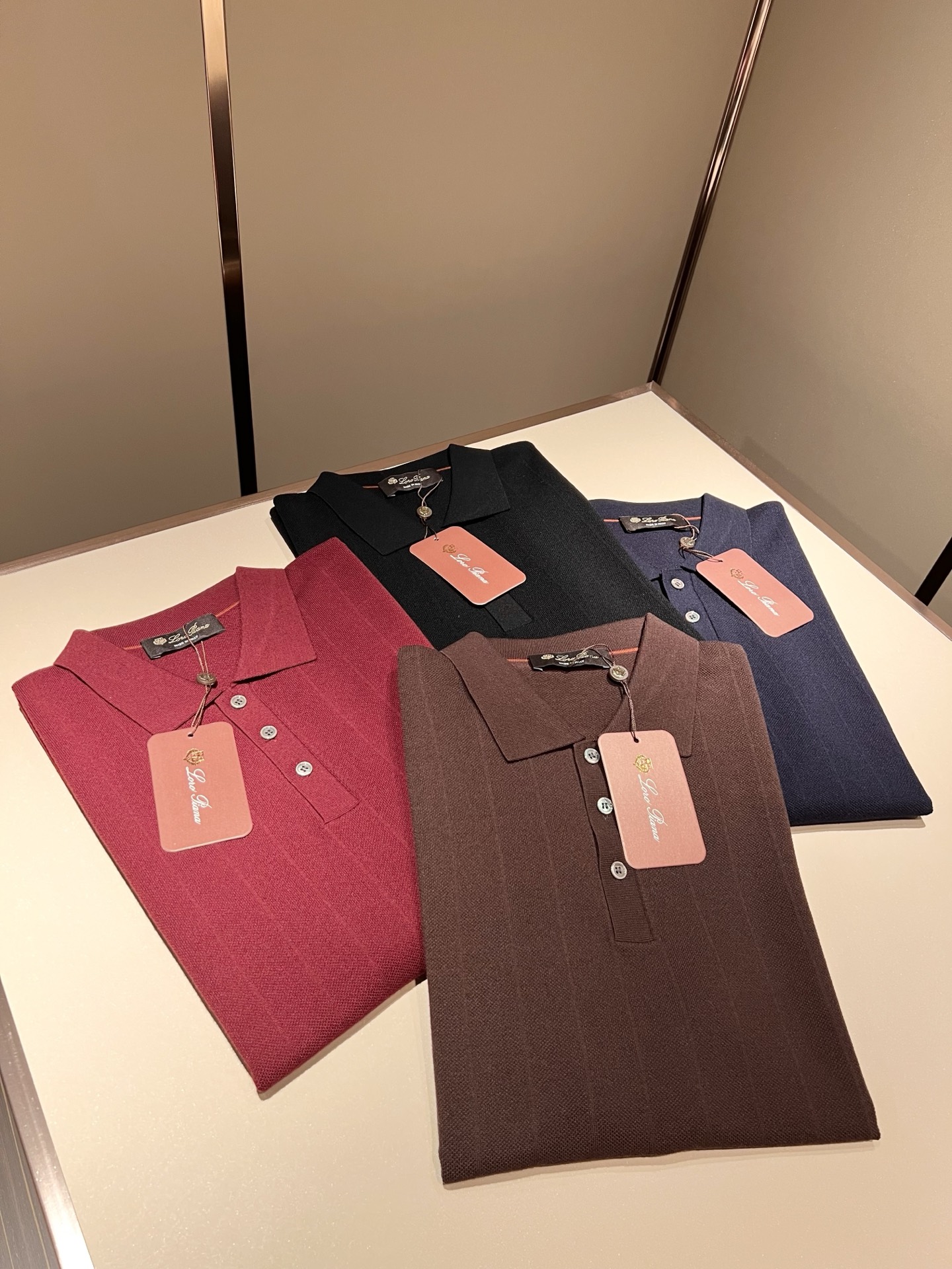 Loro Piana诺悠翩雅 2025秋季男士最新的贸易订单翻领针织短袖T恤，全品相！！上身舒适透气，不