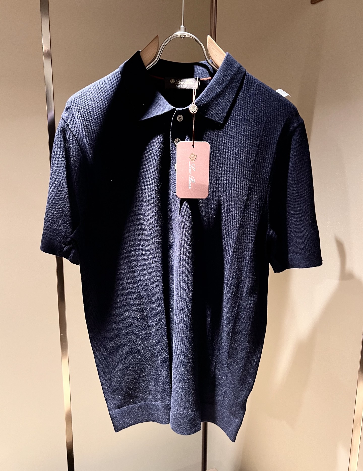 Loro Piana诺悠翩雅 2025秋季男士最新的贸易订单翻领针织短袖T恤，全品相！！上身舒适透气，不