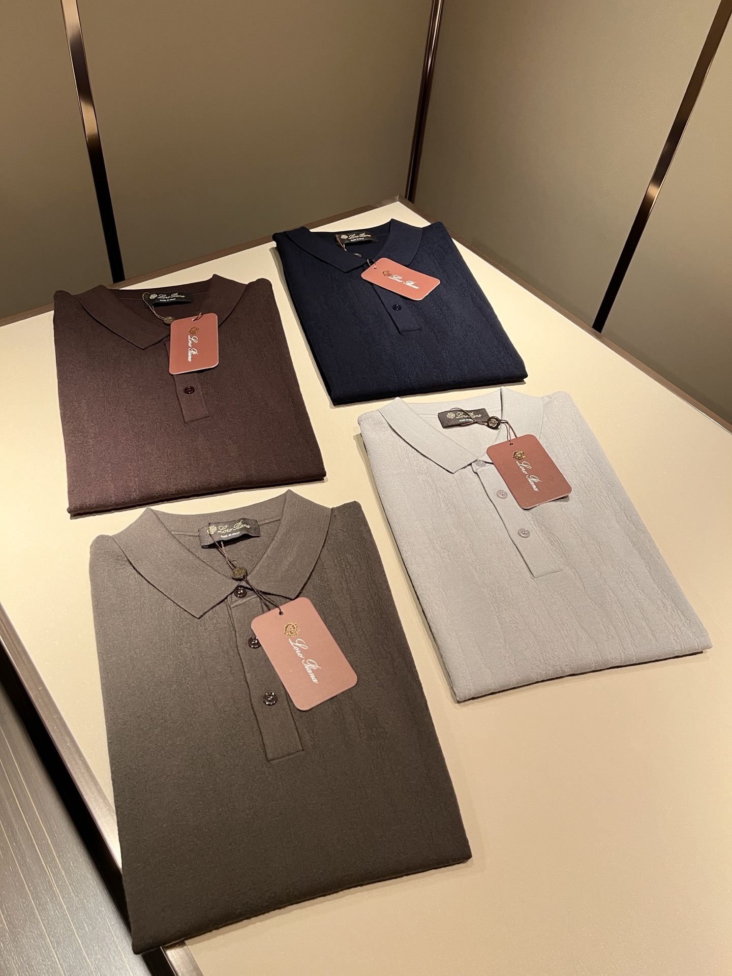 Loro Piana诺悠翩雅 2025秋季男士最新的贸易订单翻领针织短袖T恤，全品相！！上身舒适透气，不