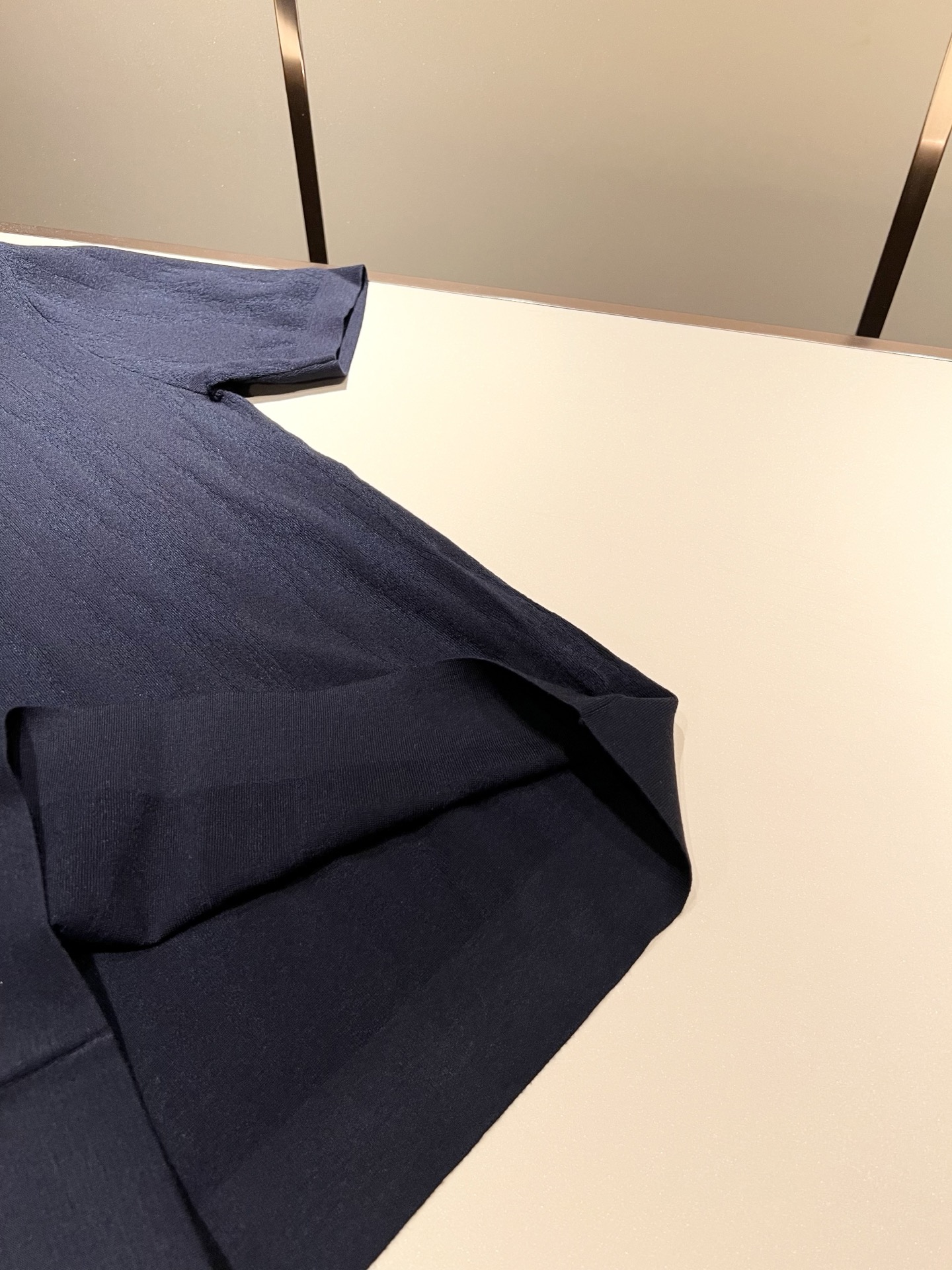 Loro Piana诺悠翩雅 2025秋季男士最新的贸易订单翻领针织短袖T恤，全品相！！上身舒适透气，不