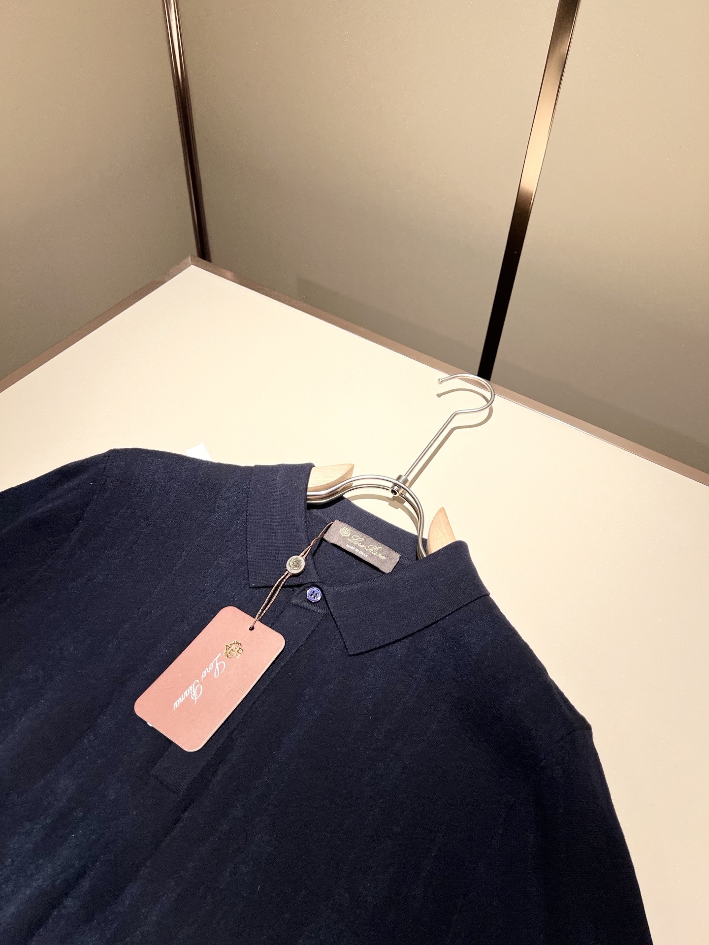 Loro Piana诺悠翩雅 2025秋季男士最新的贸易订单翻领针织短袖T恤，全品相！！上身舒适透气，不