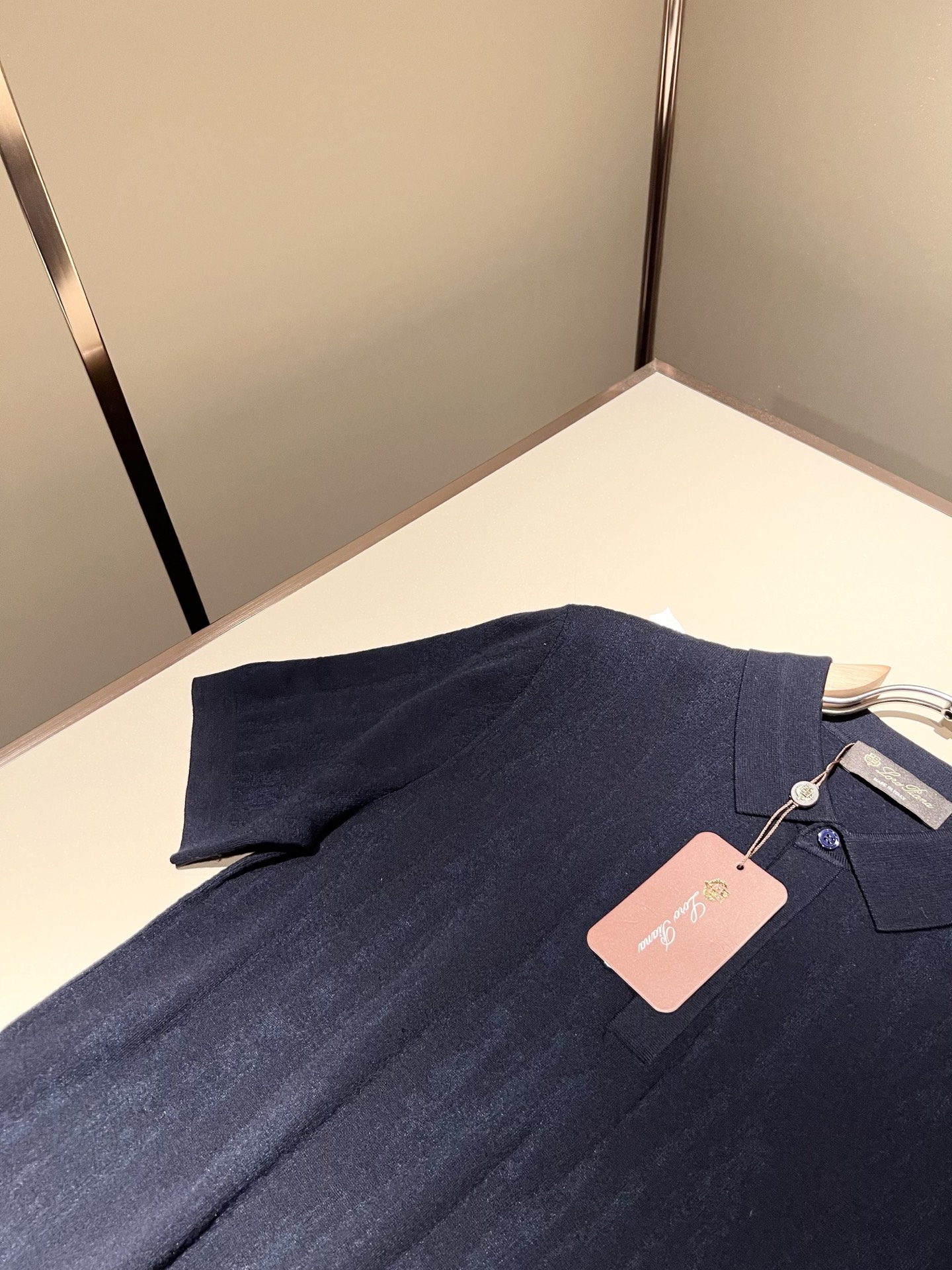 Loro Piana诺悠翩雅 2025秋季男士最新的贸易订单翻领针织短袖T恤，全品相！！上身舒适透气，不