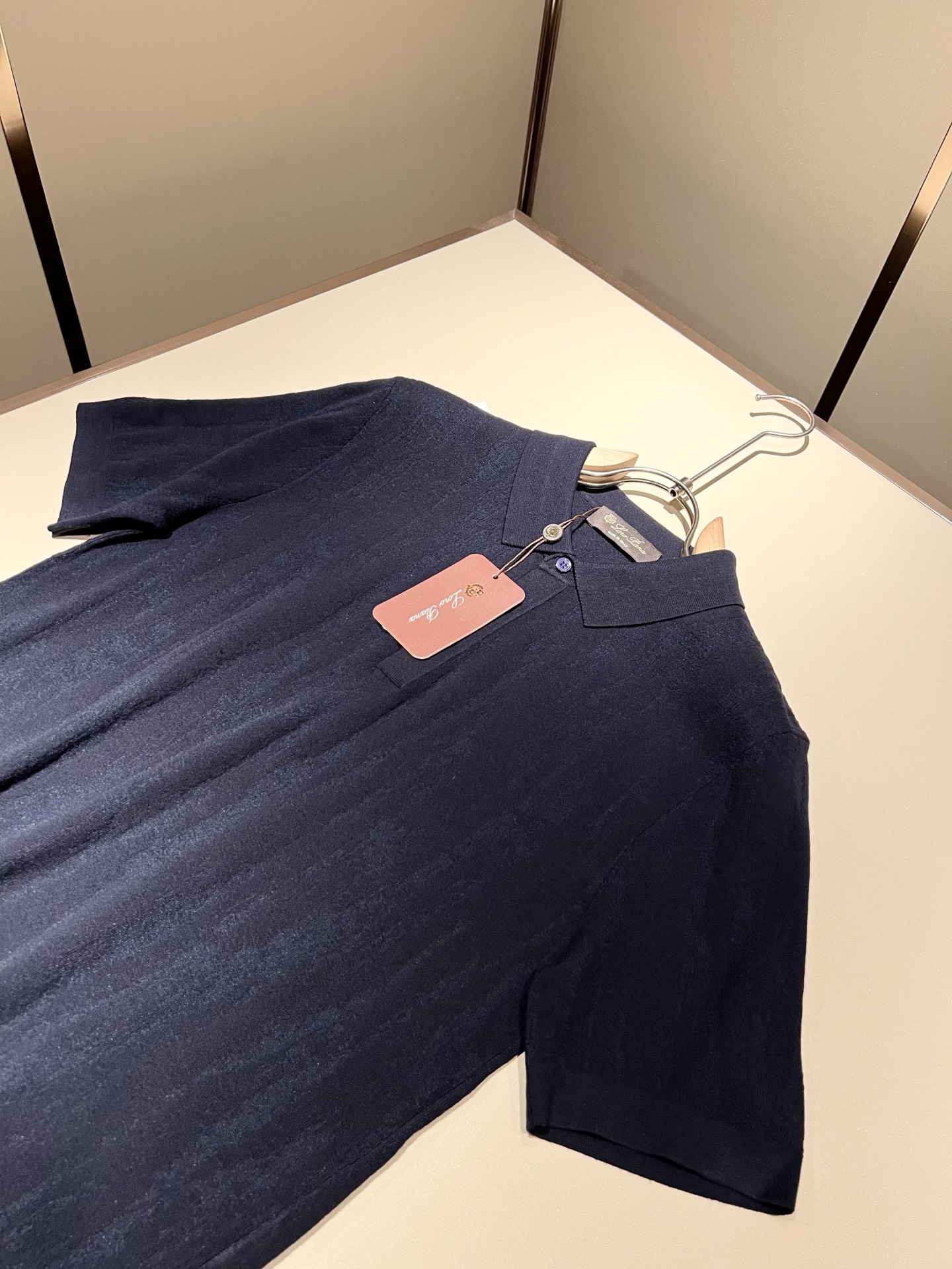 Loro Piana诺悠翩雅 2025秋季男士最新的贸易订单翻领针织短袖T恤，全品相！！上身舒适透气，不