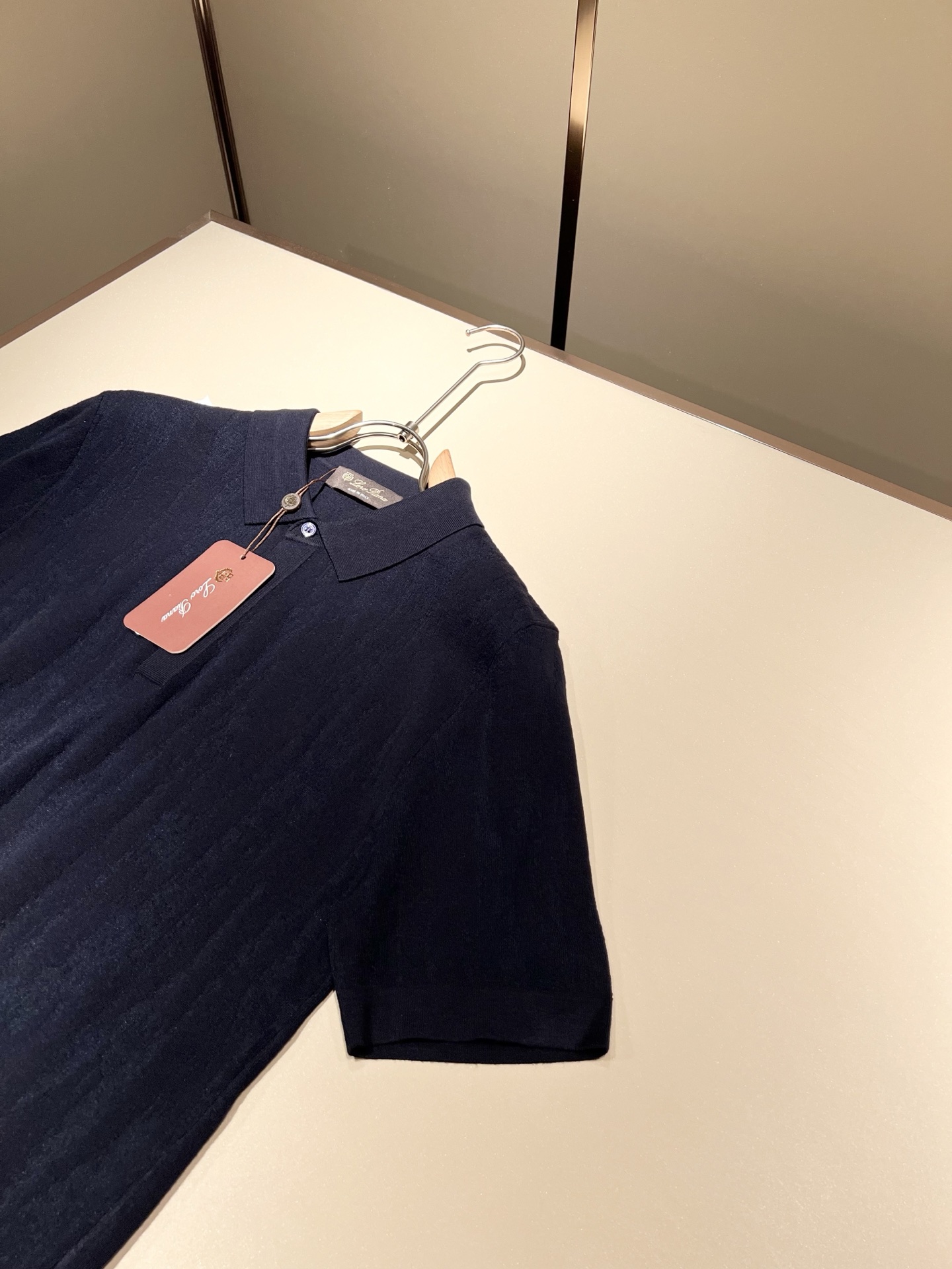 Loro Piana诺悠翩雅 2025秋季男士最新的贸易订单翻领针织短袖T恤，全品相！！上身舒适透气，不