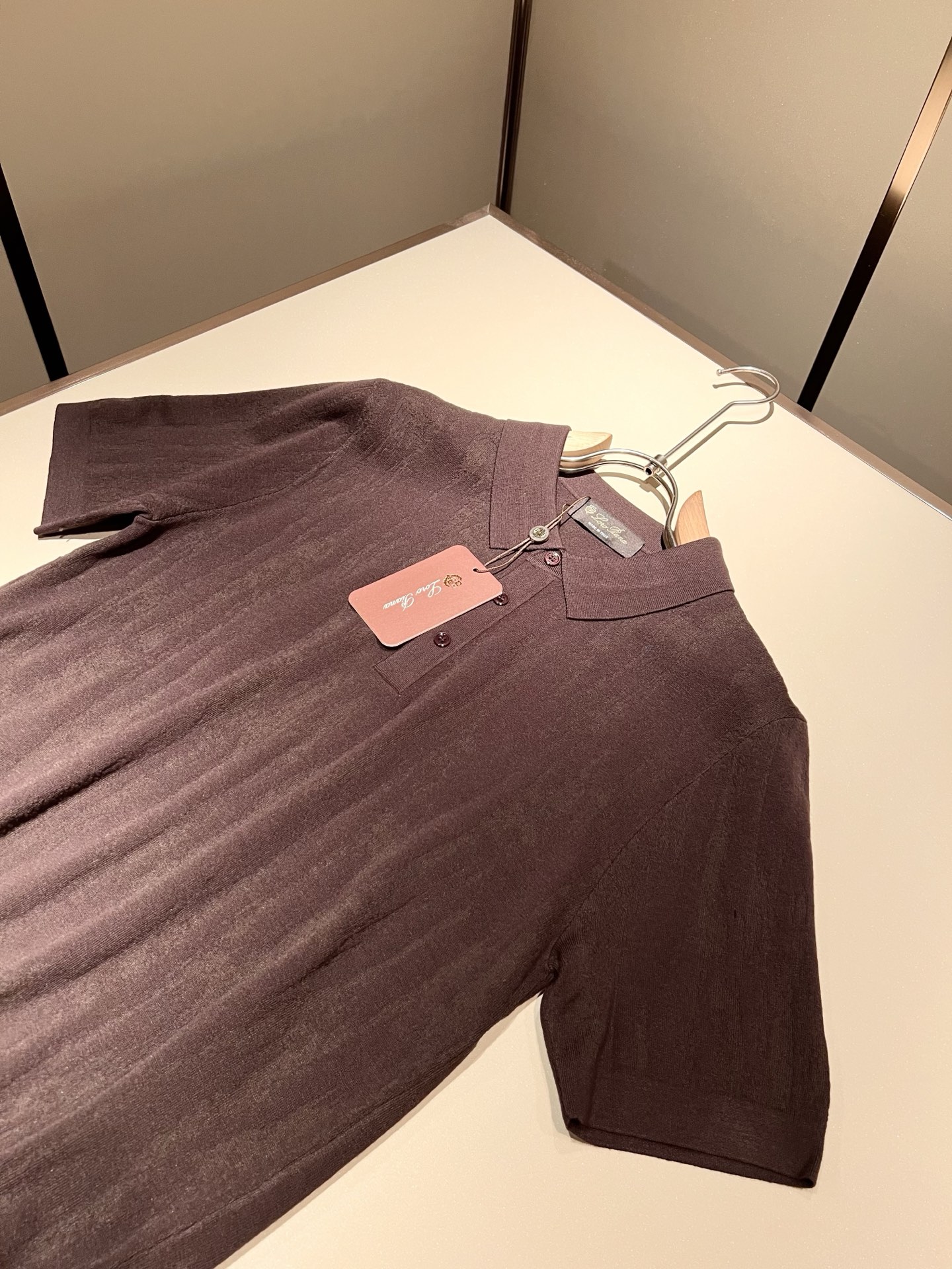 Loro Piana诺悠翩雅 2025秋季男士最新的贸易订单翻领针织短袖T恤，全品相！！上身舒适透气，不