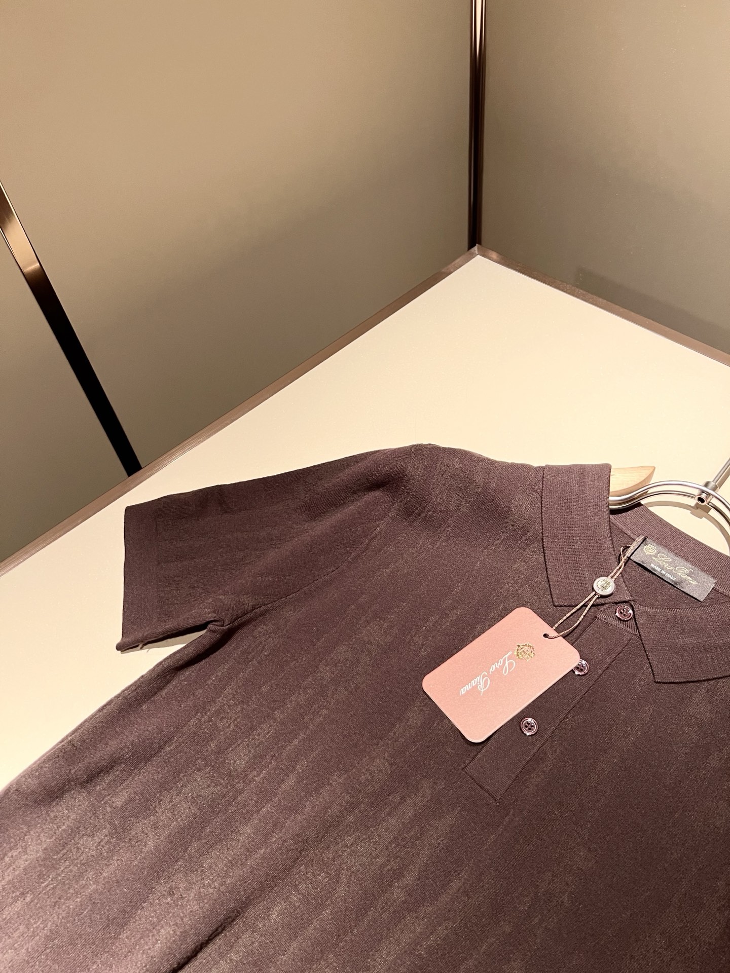 Loro Piana诺悠翩雅 2025秋季男士最新的贸易订单翻领针织短袖T恤，全品相！！上身舒适透气，不