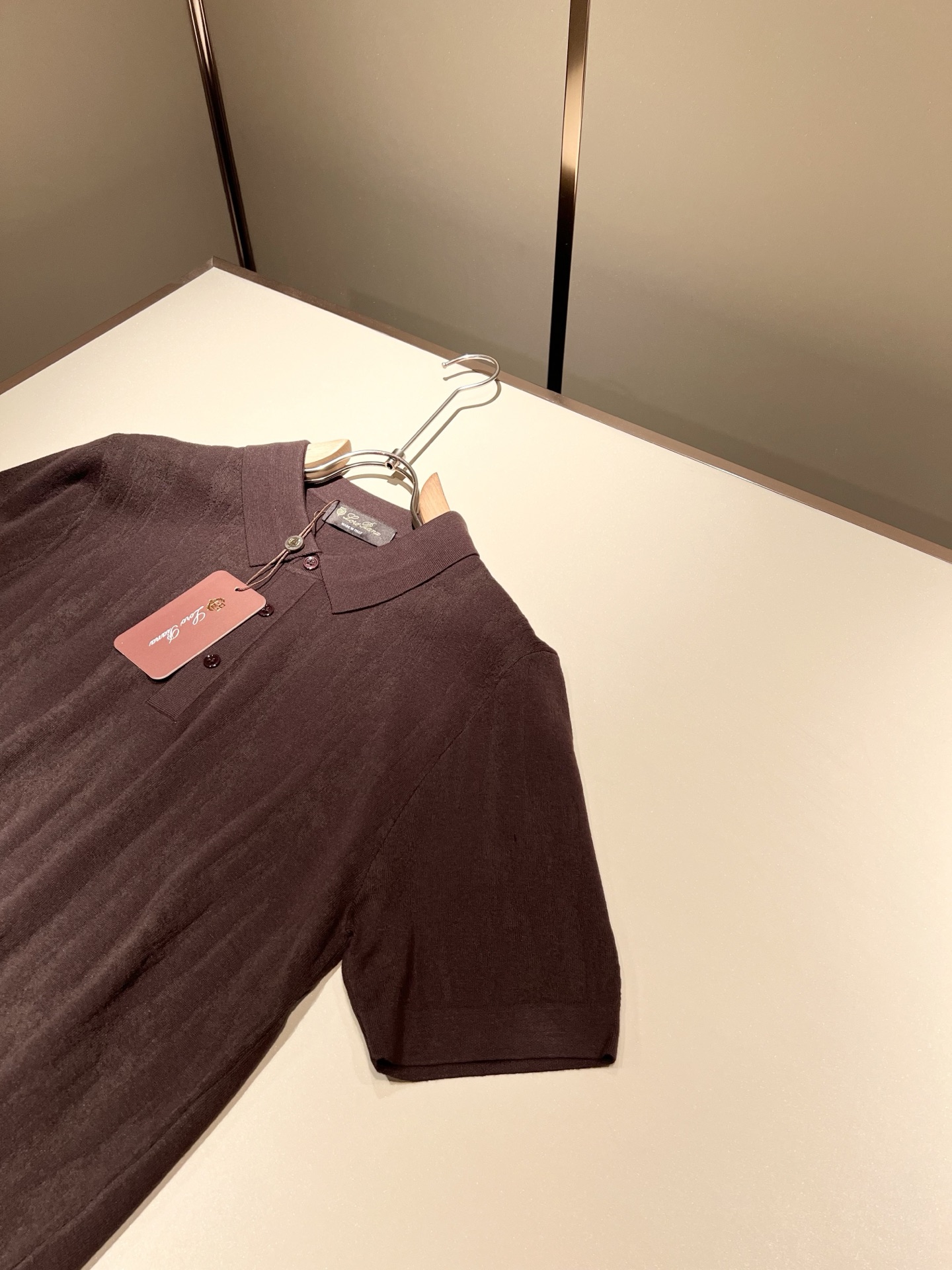 Loro Piana诺悠翩雅 2025秋季男士最新的贸易订单翻领针织短袖T恤，全品相！！上身舒适透气，不