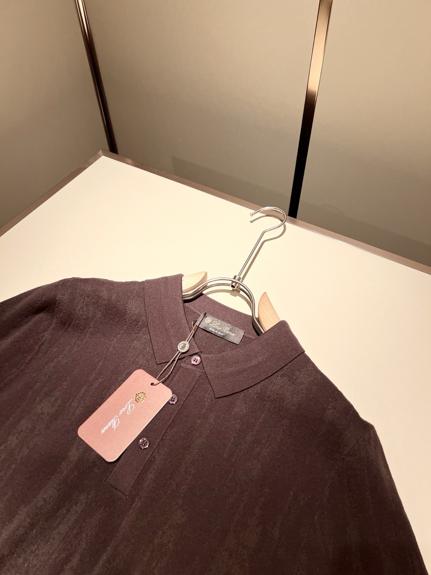 Loro Piana诺悠翩雅 2025秋季男士最新的贸易订单翻领针织短袖T恤，全品相！！上身舒适透气，不