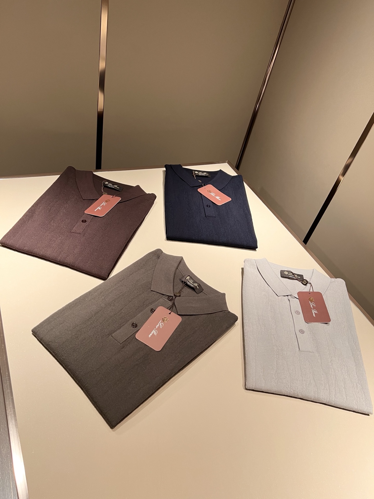 Loro Piana诺悠翩雅 2025秋季男士最新的贸易订单翻领针织短袖T恤，全品相！！上身舒适透气，不