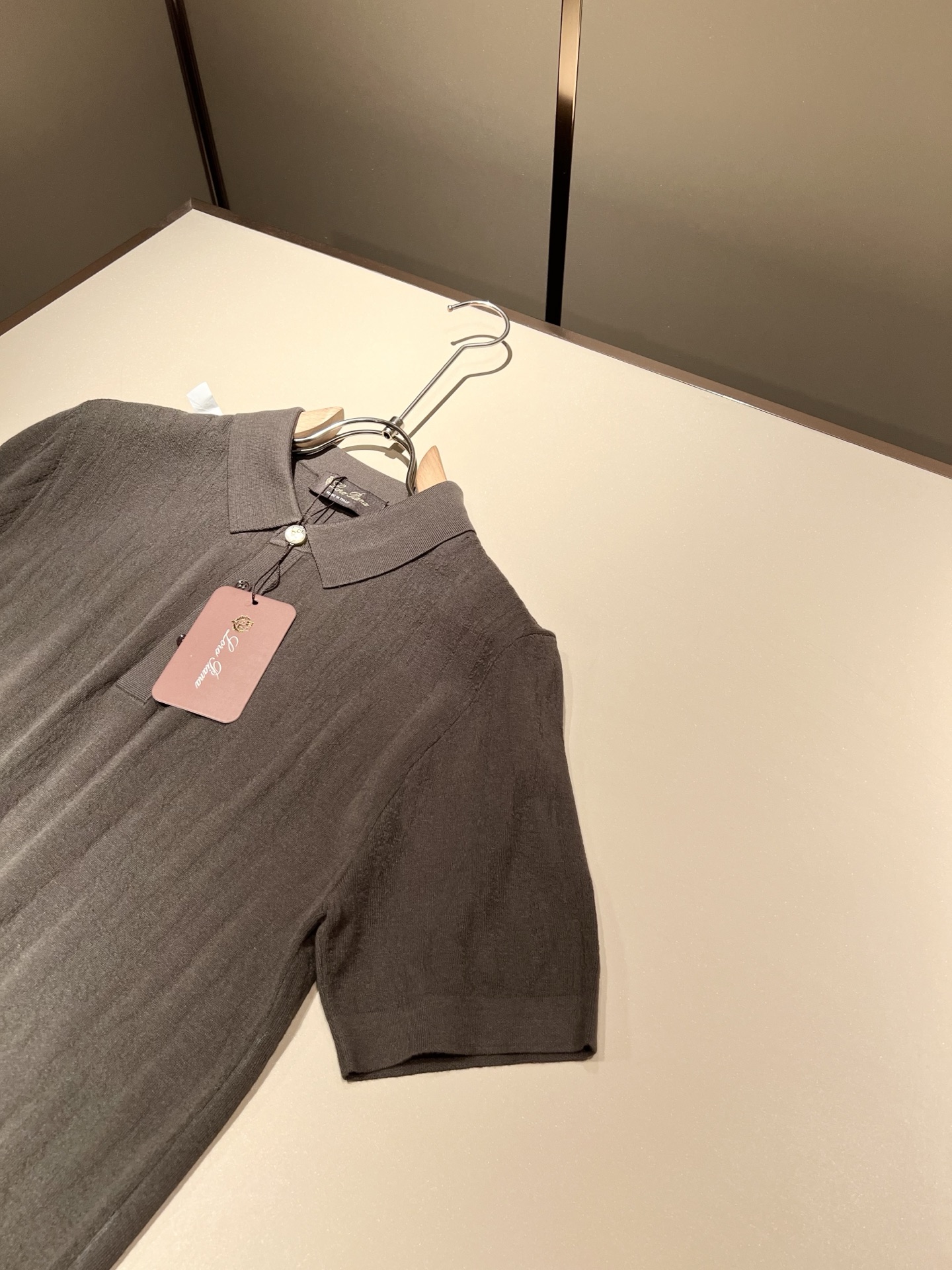 Loro Piana诺悠翩雅 2025秋季男士最新的贸易订单翻领针织短袖T恤，全品相！！上身舒适透气，不