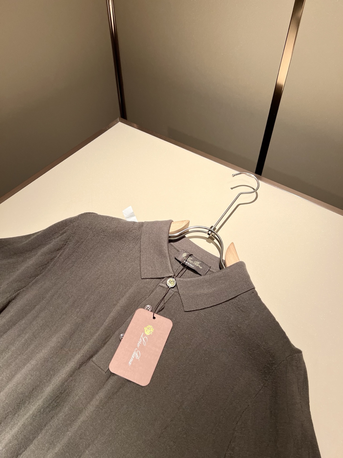 Loro Piana诺悠翩雅 2025秋季男士最新的贸易订单翻领针织短袖T恤，全品相！！上身舒适透气，不