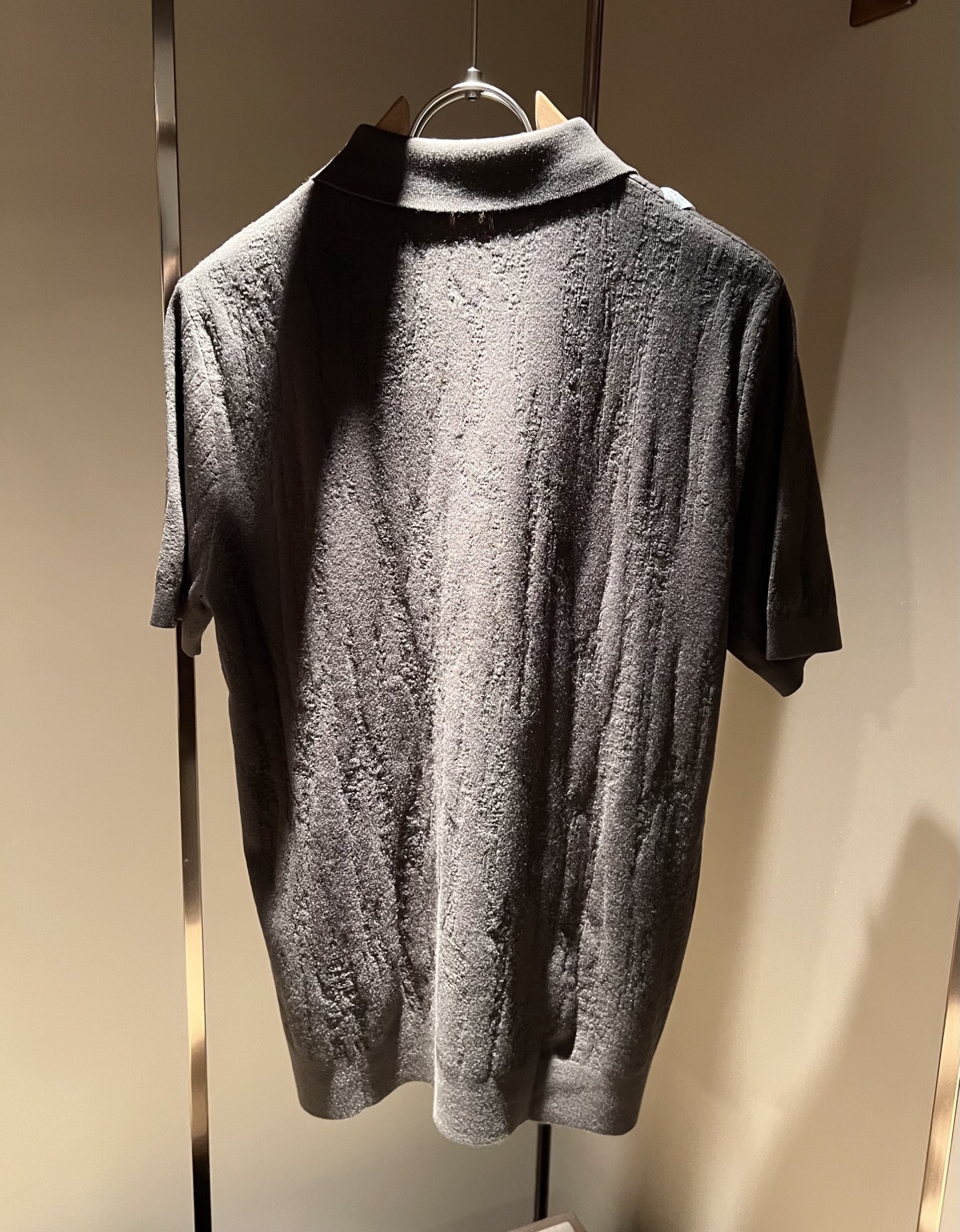 Loro Piana诺悠翩雅 2025秋季男士最新的贸易订单翻领针织短袖T恤，全品相！！上身舒适透气，不