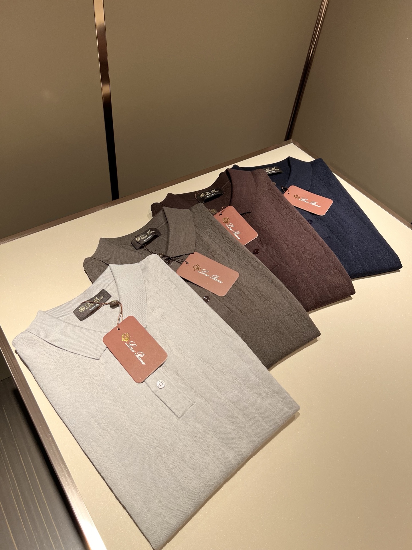 Loro Piana诺悠翩雅 2025秋季男士最新的贸易订单翻领针织短袖T恤，全品相！！上身舒适透气，不